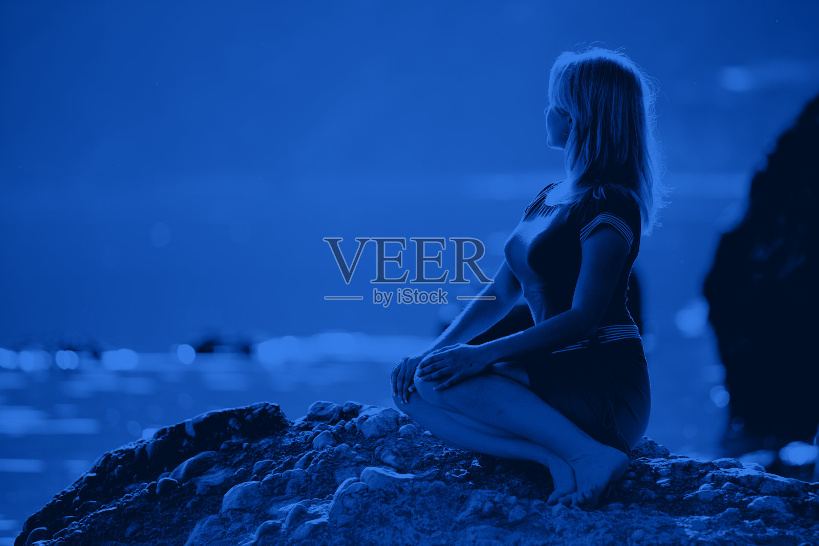 年轻放松的白人女性照片摄影图片