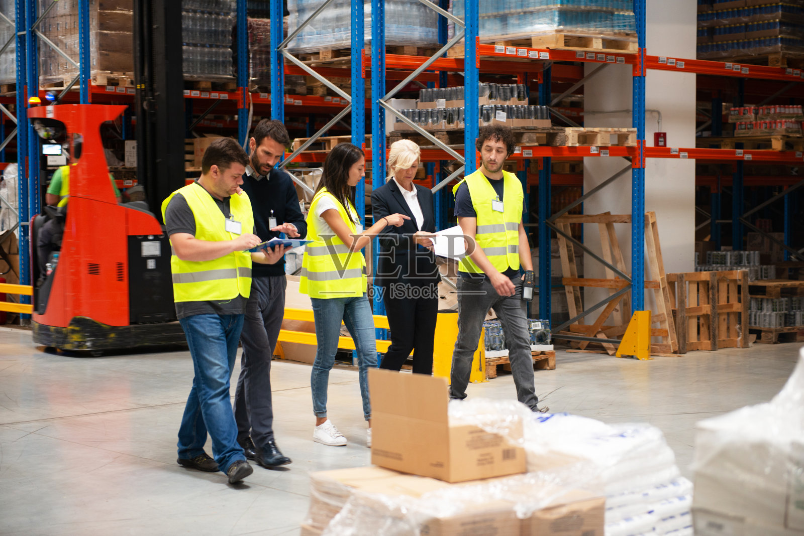 仓库员工会议，工人与经理照片摄影图片