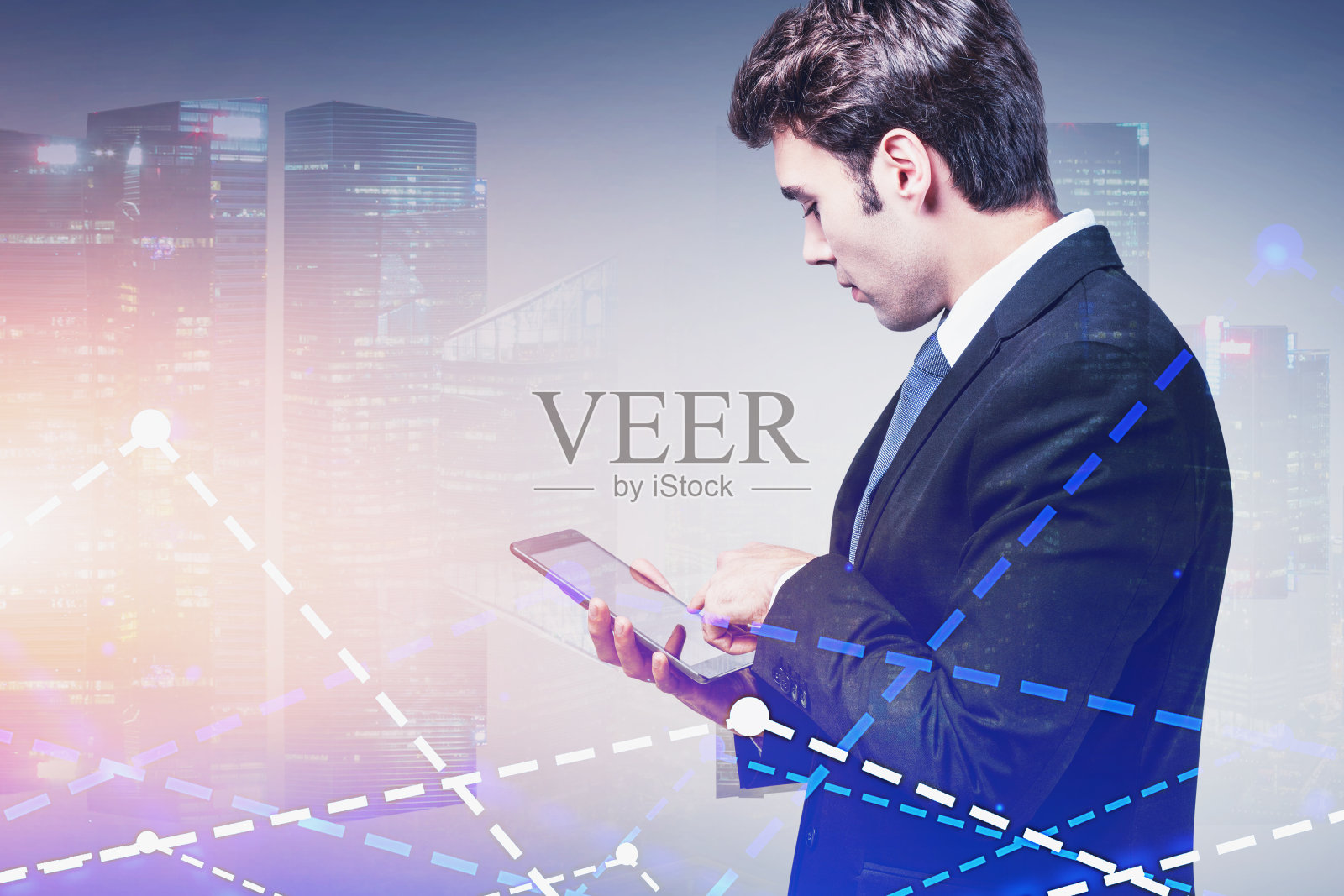 在夜间城市里手持平板电脑看图表的男人照片摄影图片