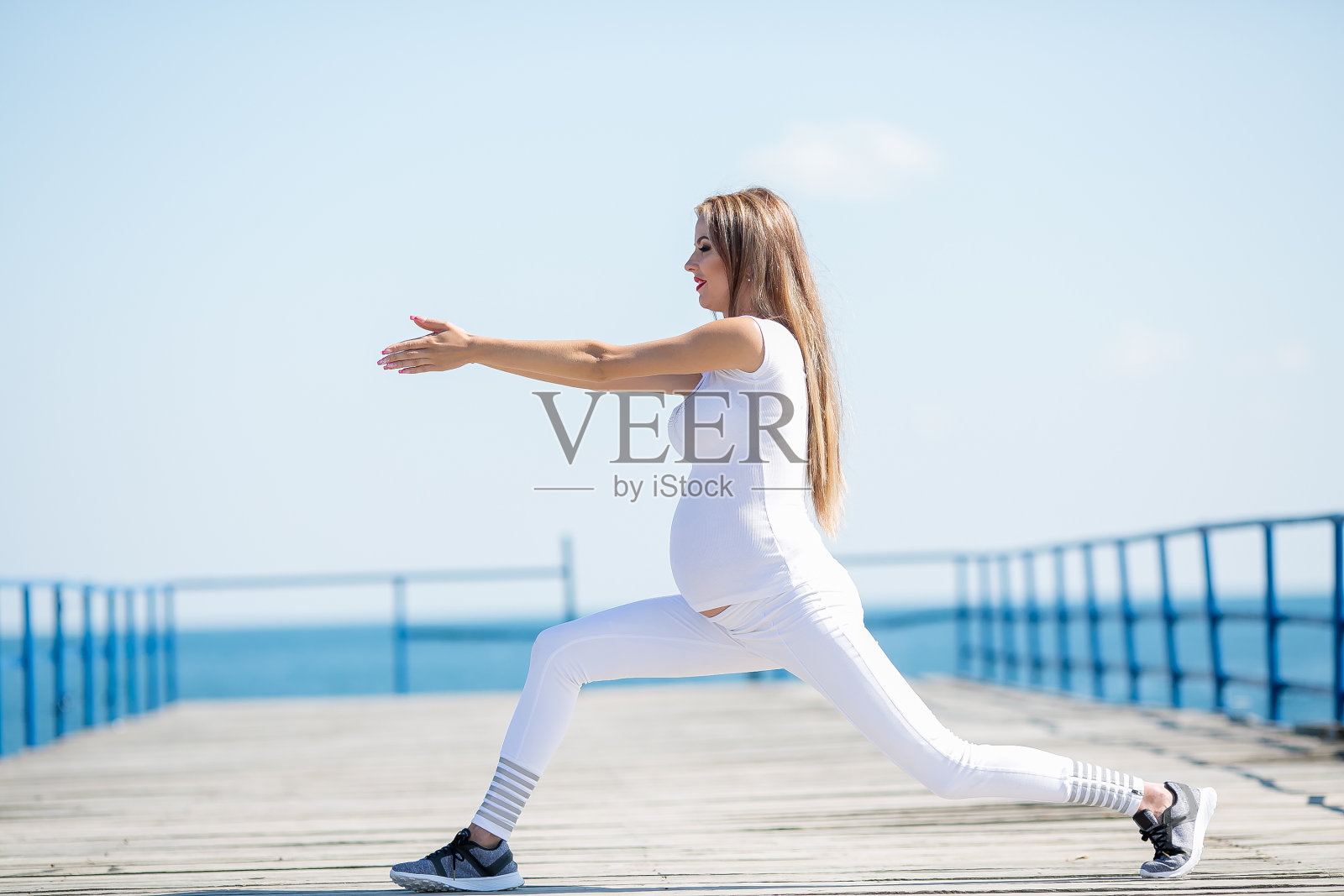 女人在海滩上锻炼照片摄影图片