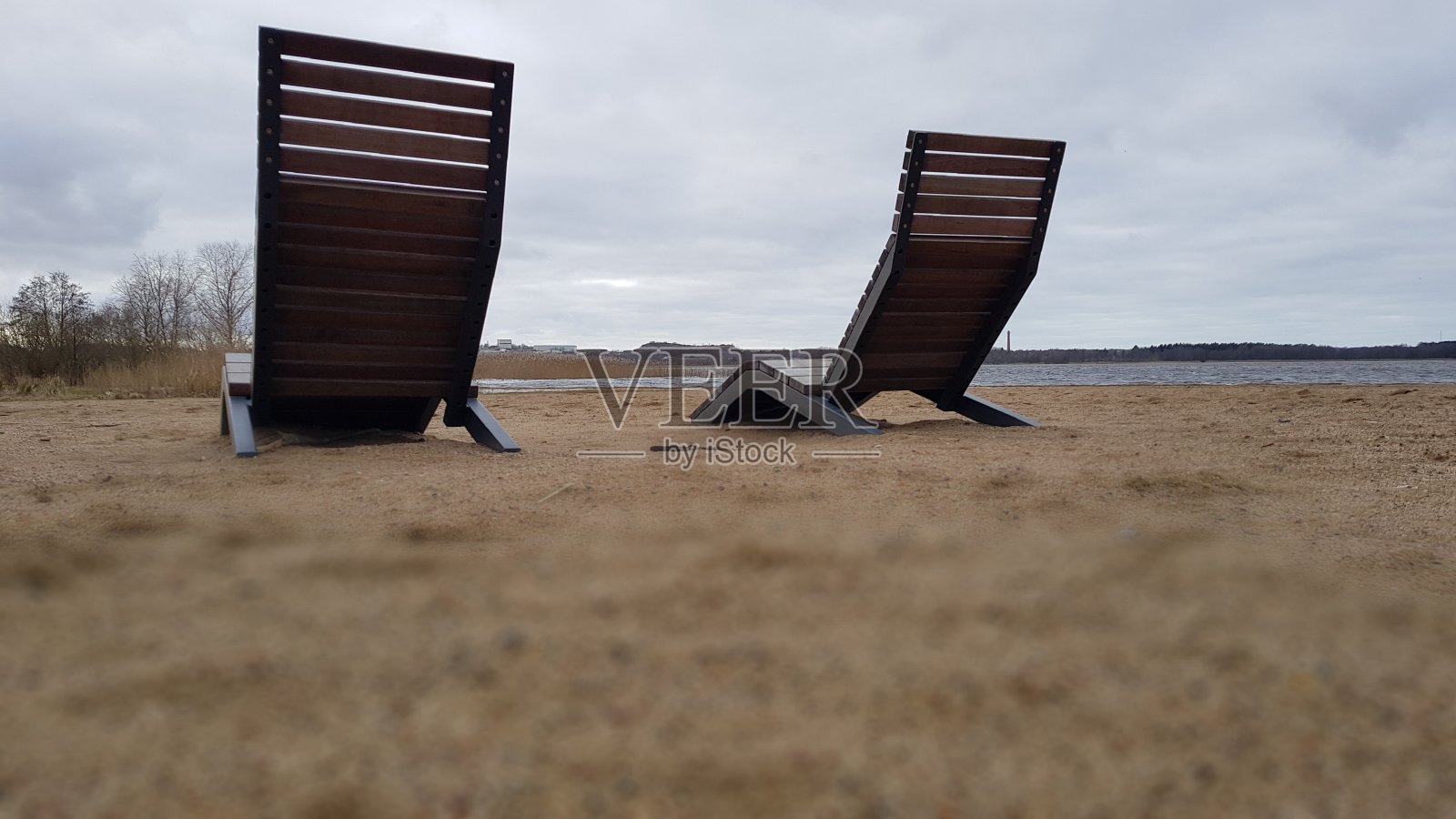 沙滩上的空椅子照片摄影图片