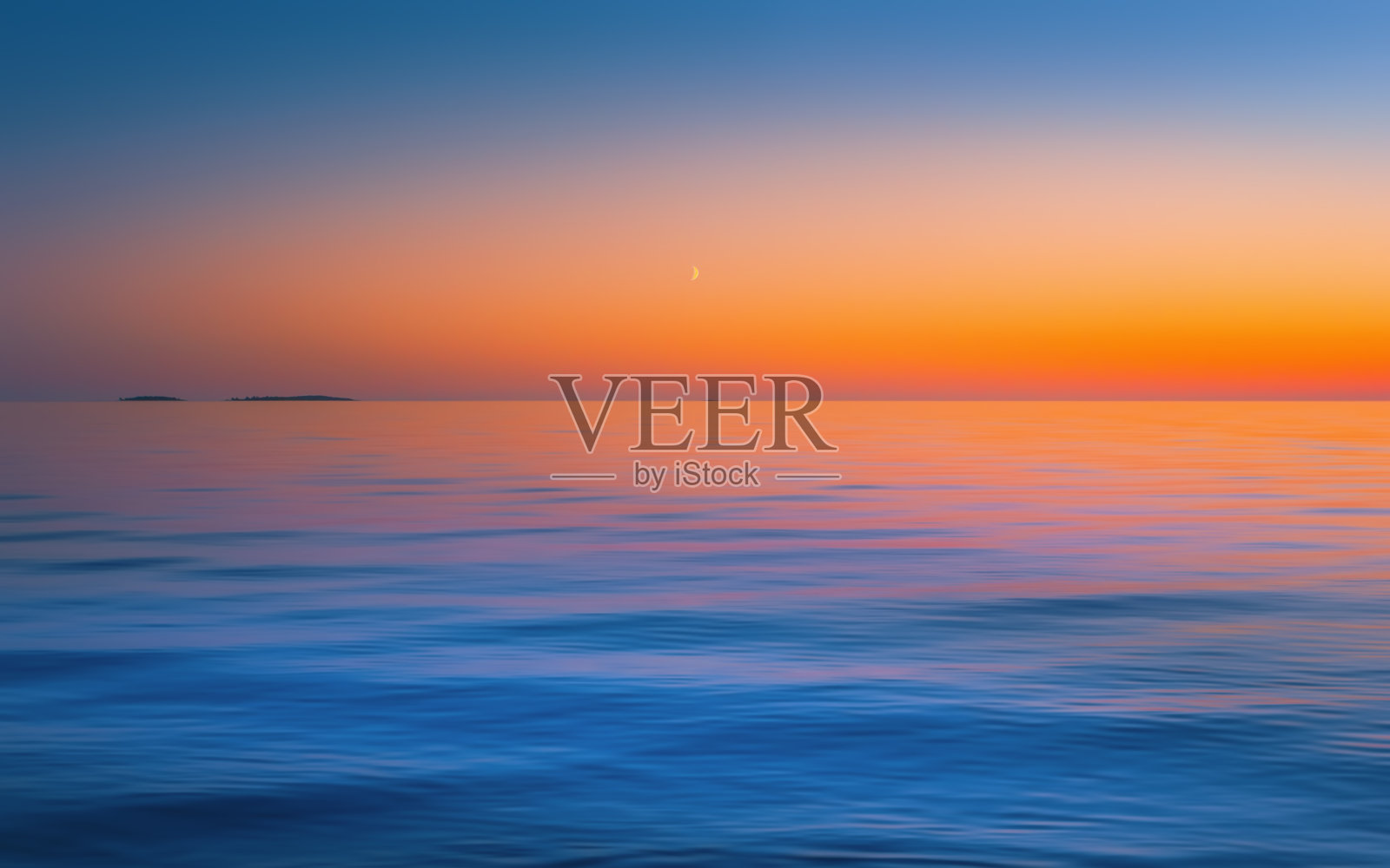 蓝色海景与火红的金色日落照片摄影图片