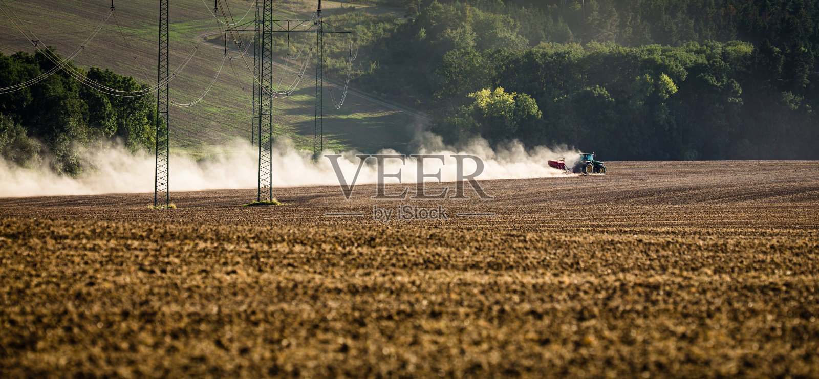 拖拉机在旱地上犁地照片摄影图片