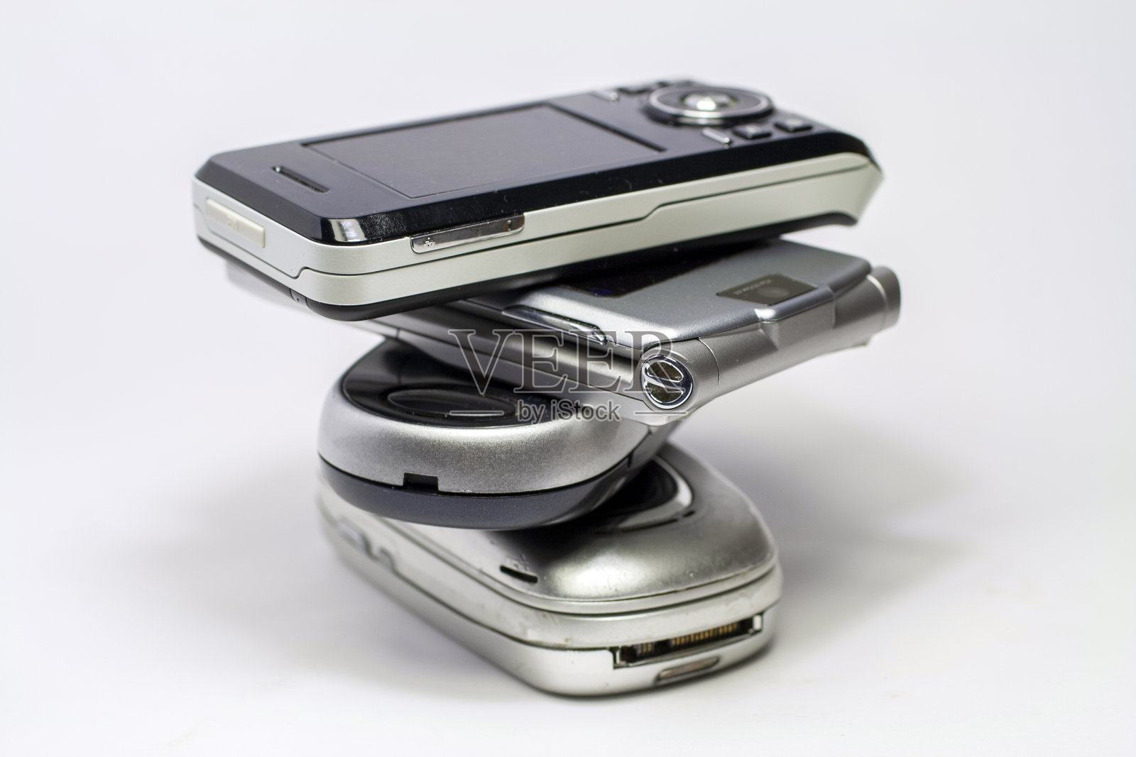 堆放在白色背景上的旧手机照片摄影图片