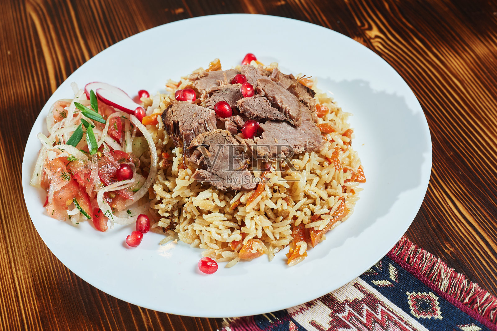 美味的亚洲肉饭放在棕色的盘子里。从上往下看，乡村风格。照片摄影图片