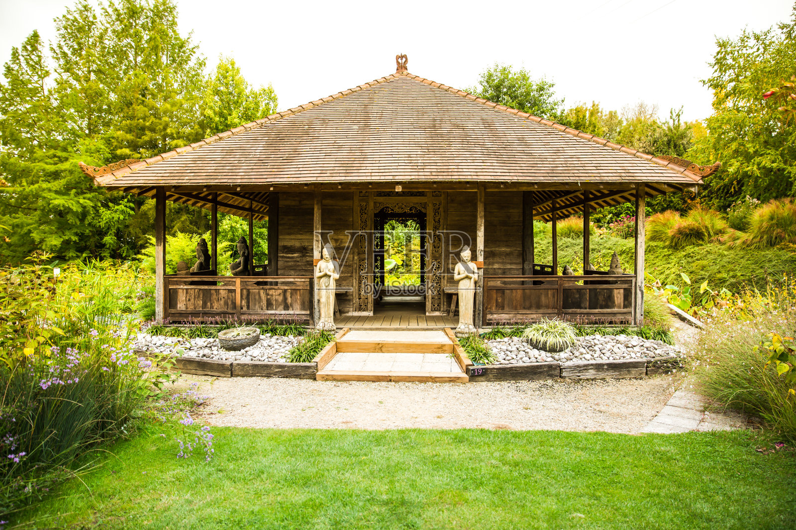 亚洲风格的冥想和放松中心在郁郁葱葱的绿色花园照片摄影图片