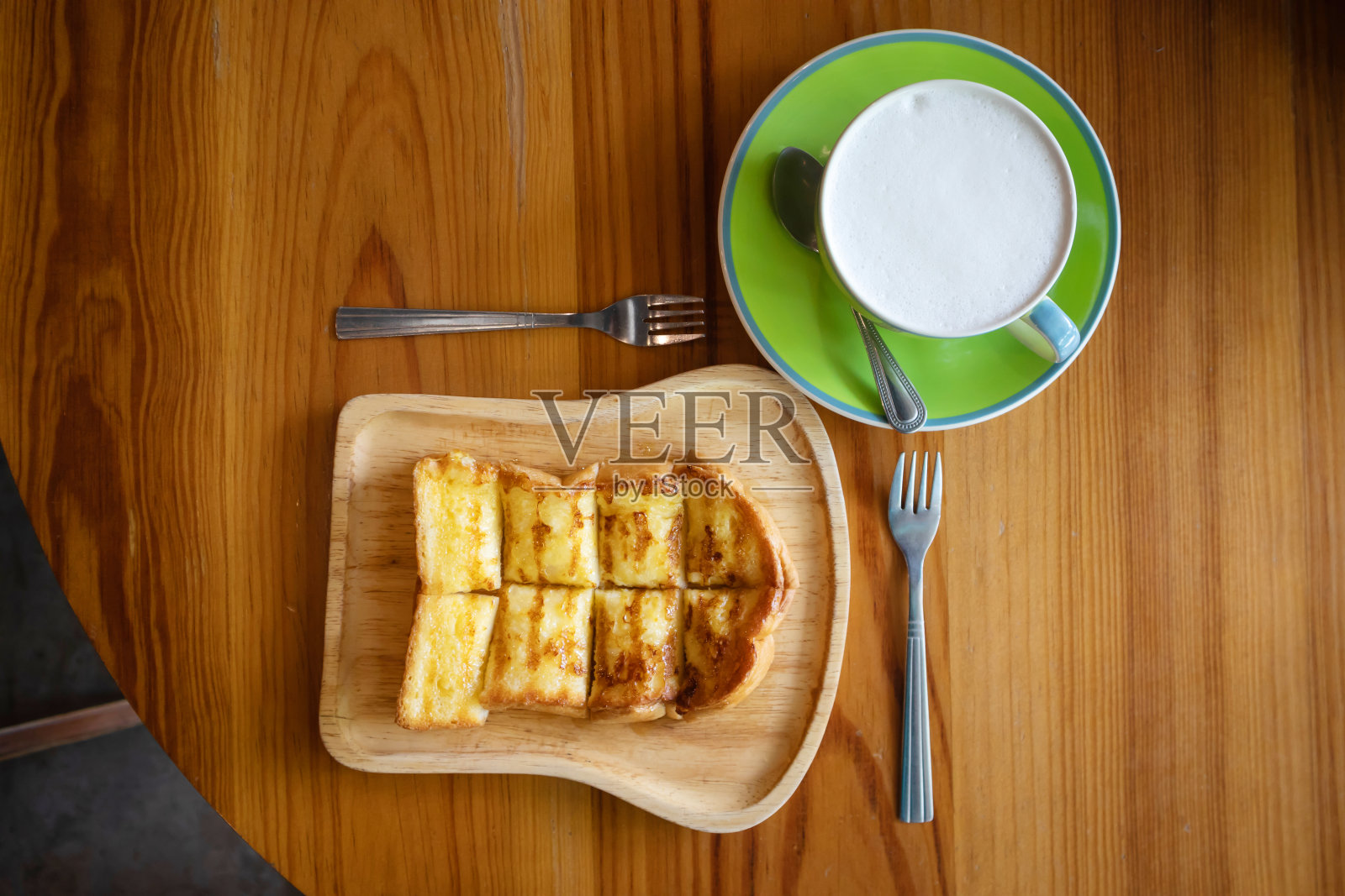 面包盖上蜂蜜放在木碗上照片摄影图片