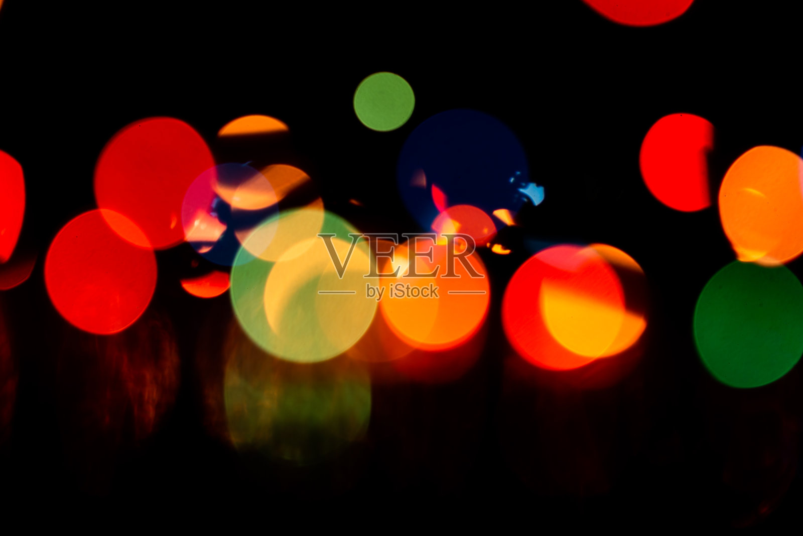 黑色背景上的彩色光晕照片摄影图片