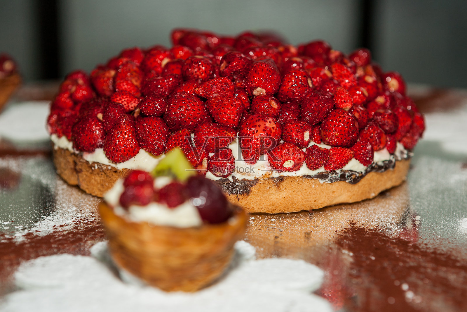 草莓蛋糕，香草奶油水果蛋糕，白花糖装饰照片摄影图片