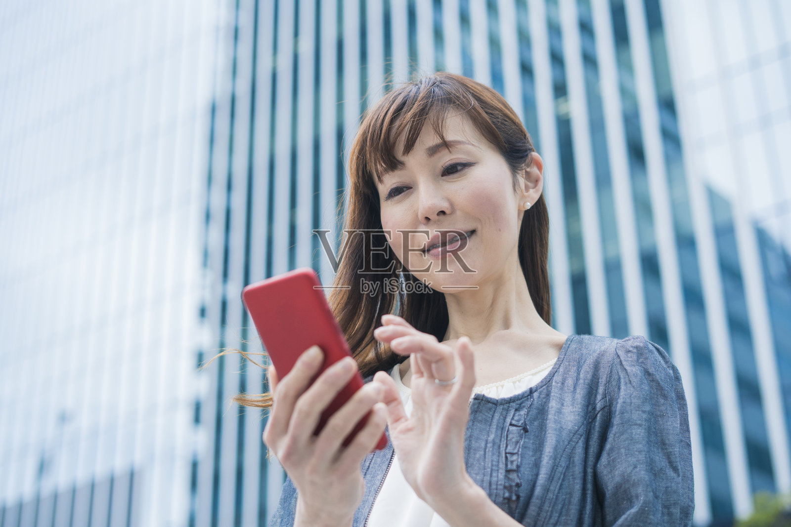 使用智能手机的商务女性照片摄影图片
