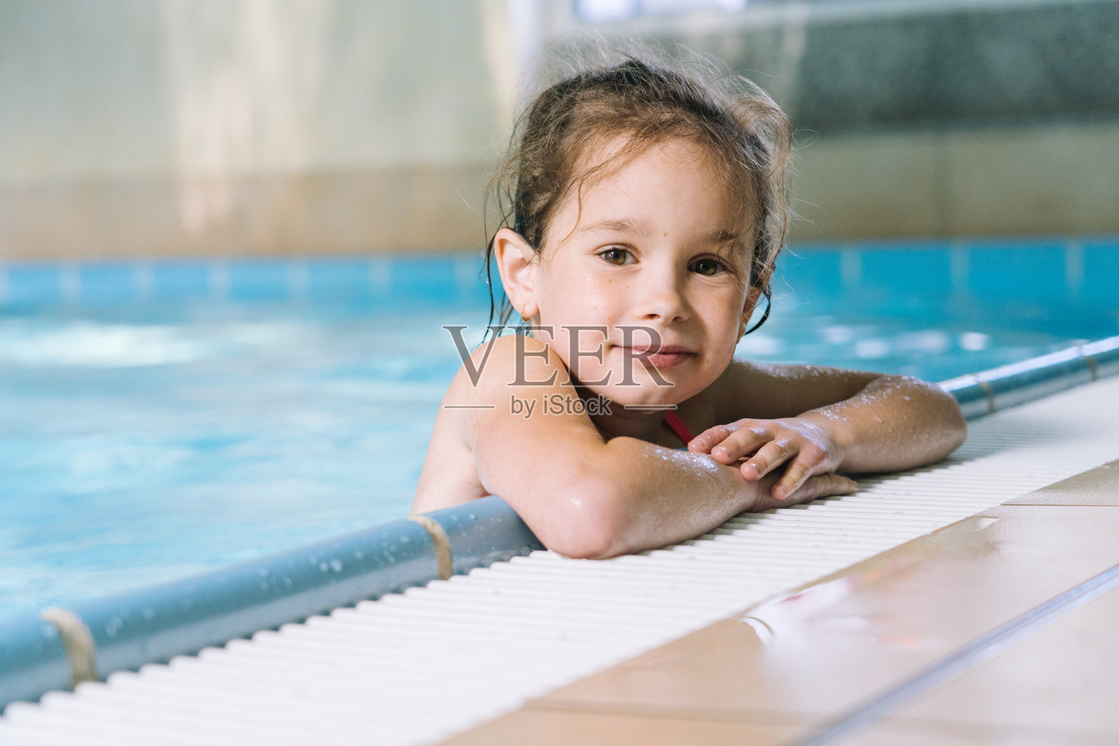 在室内游泳池里玩耍的小女孩照片摄影图片
