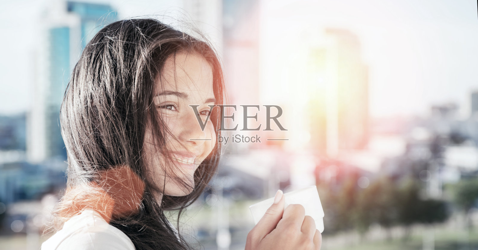 喝咖啡的美丽年轻女人照片摄影图片