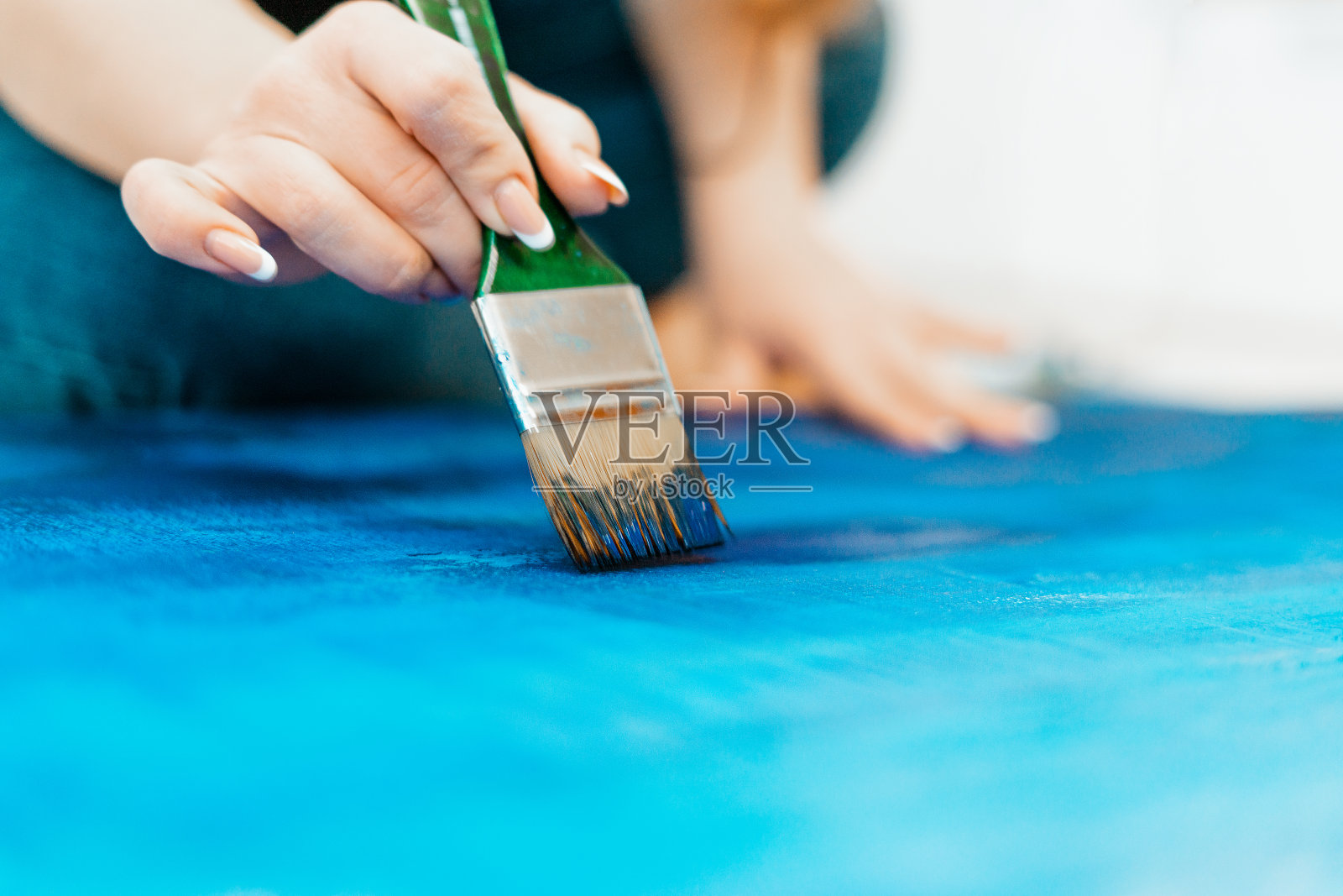 艺术：年轻女艺术家绘画作品照片摄影图片