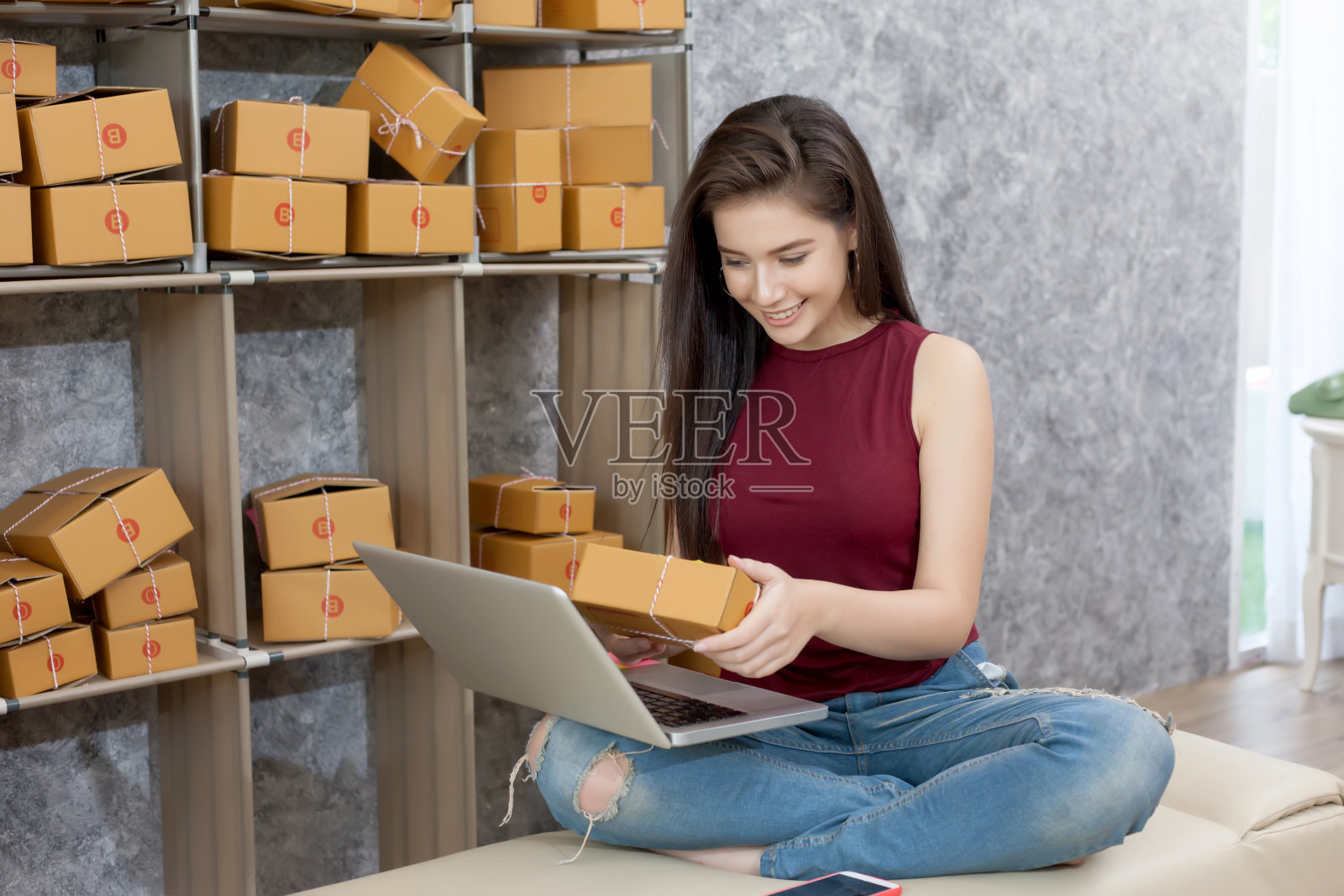 在线商务：关于在线商务的美丽年轻女商人。事业成功，心情愉快。照片摄影图片