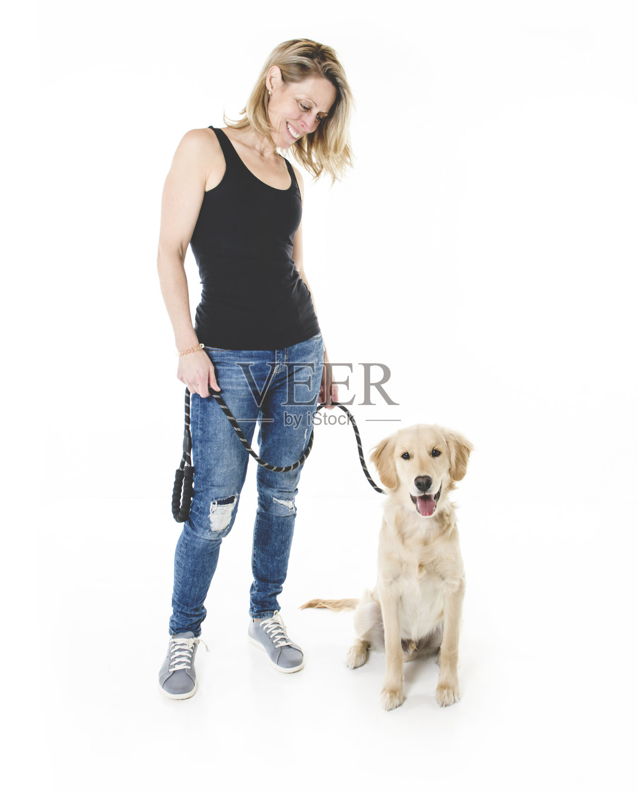 漂亮的女人和她美丽的金毛猎犬在白色的背景照片摄影图片