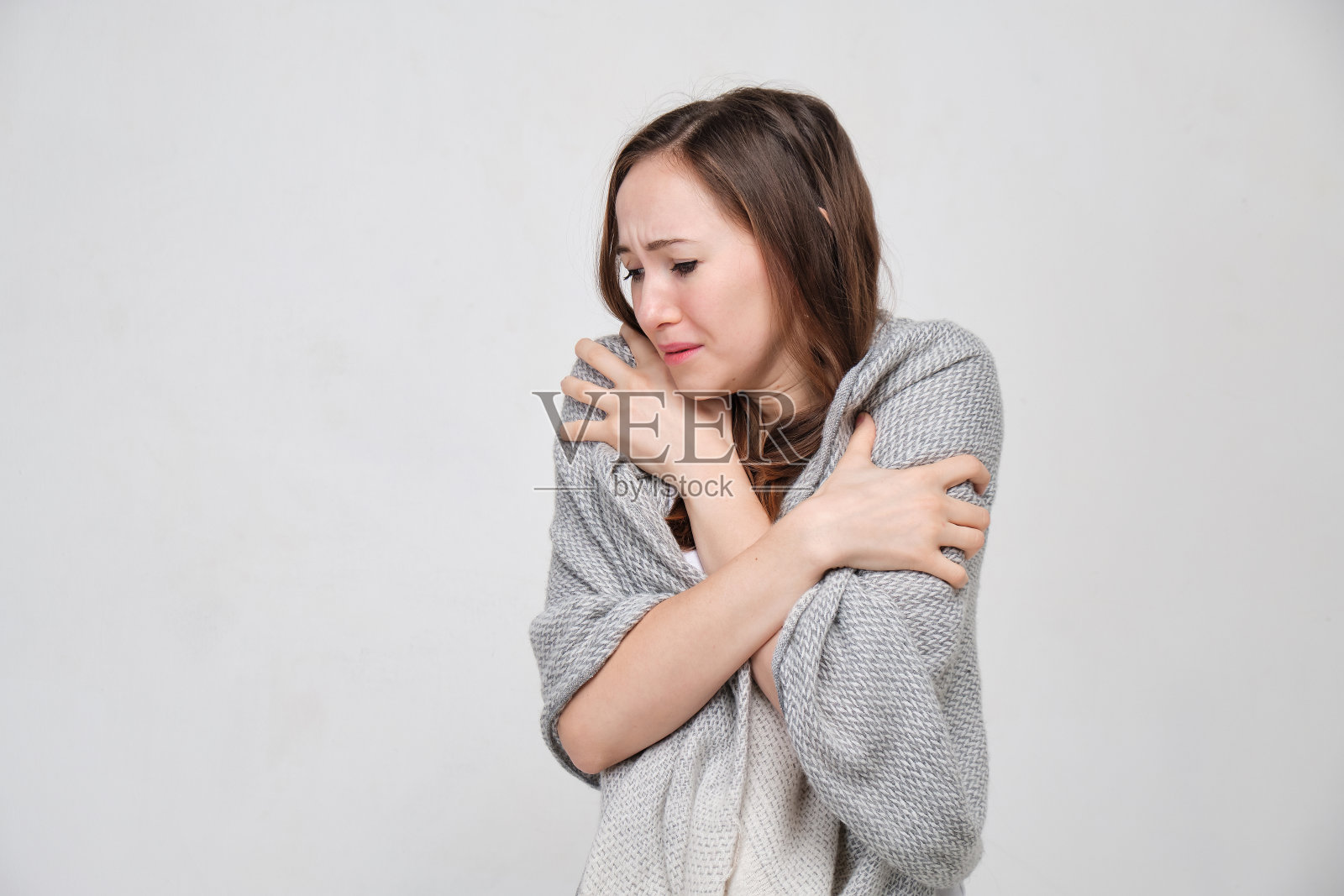 穿白色T恤的女孩披保暖斗篷御寒照片摄影图片