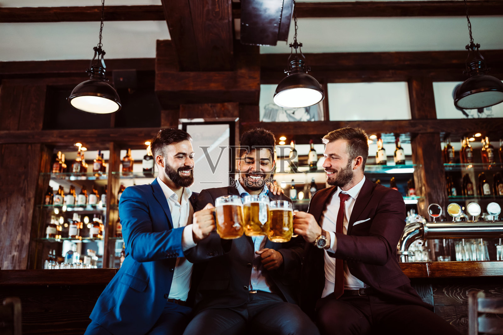 在酒吧喝酒的快乐男性朋友照片摄影图片