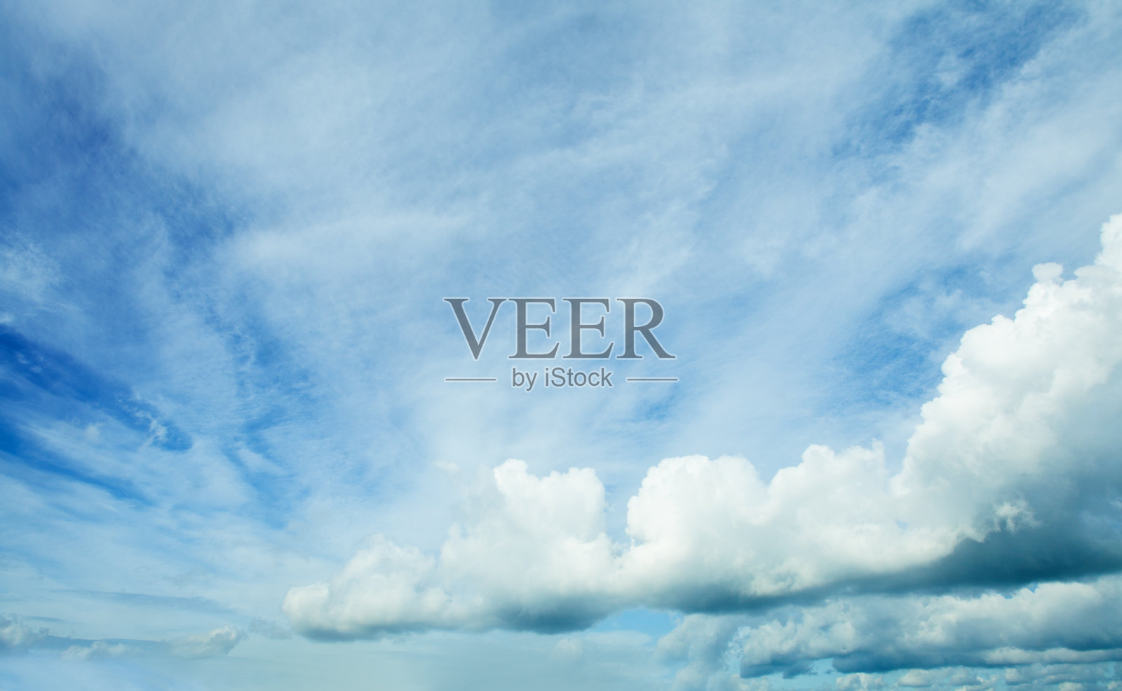 蓝色天空中蓬松的云。从云层背景。照片摄影图片