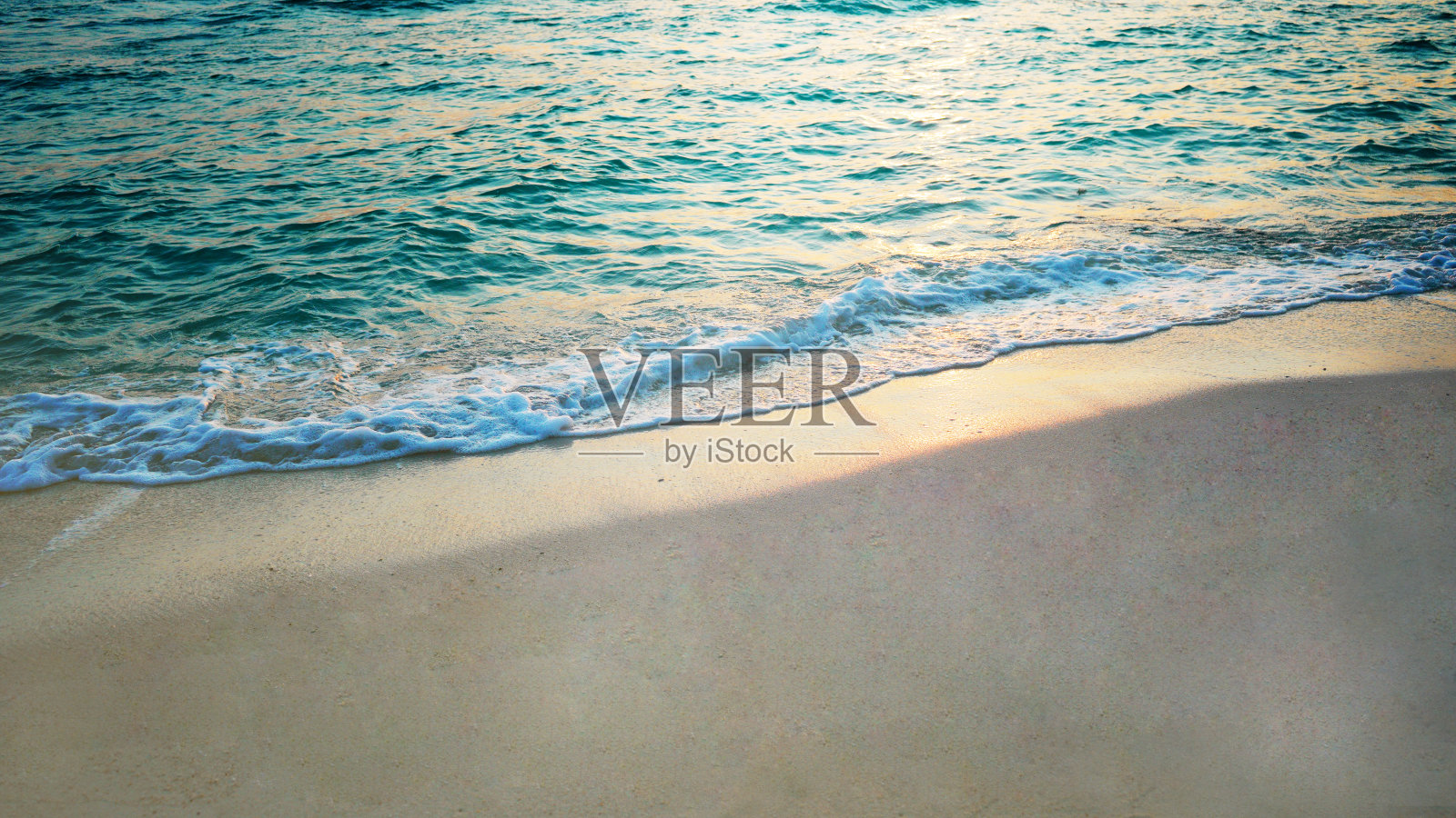 热带海滩日落与柔和的沙滩波浪背景照片摄影图片