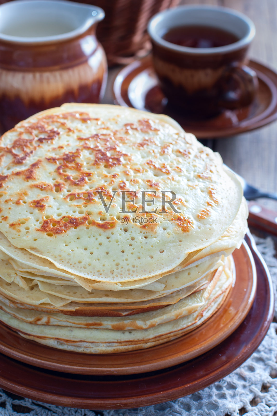 自制厚煎饼叠在盘子上，有选择的集中照片摄影图片