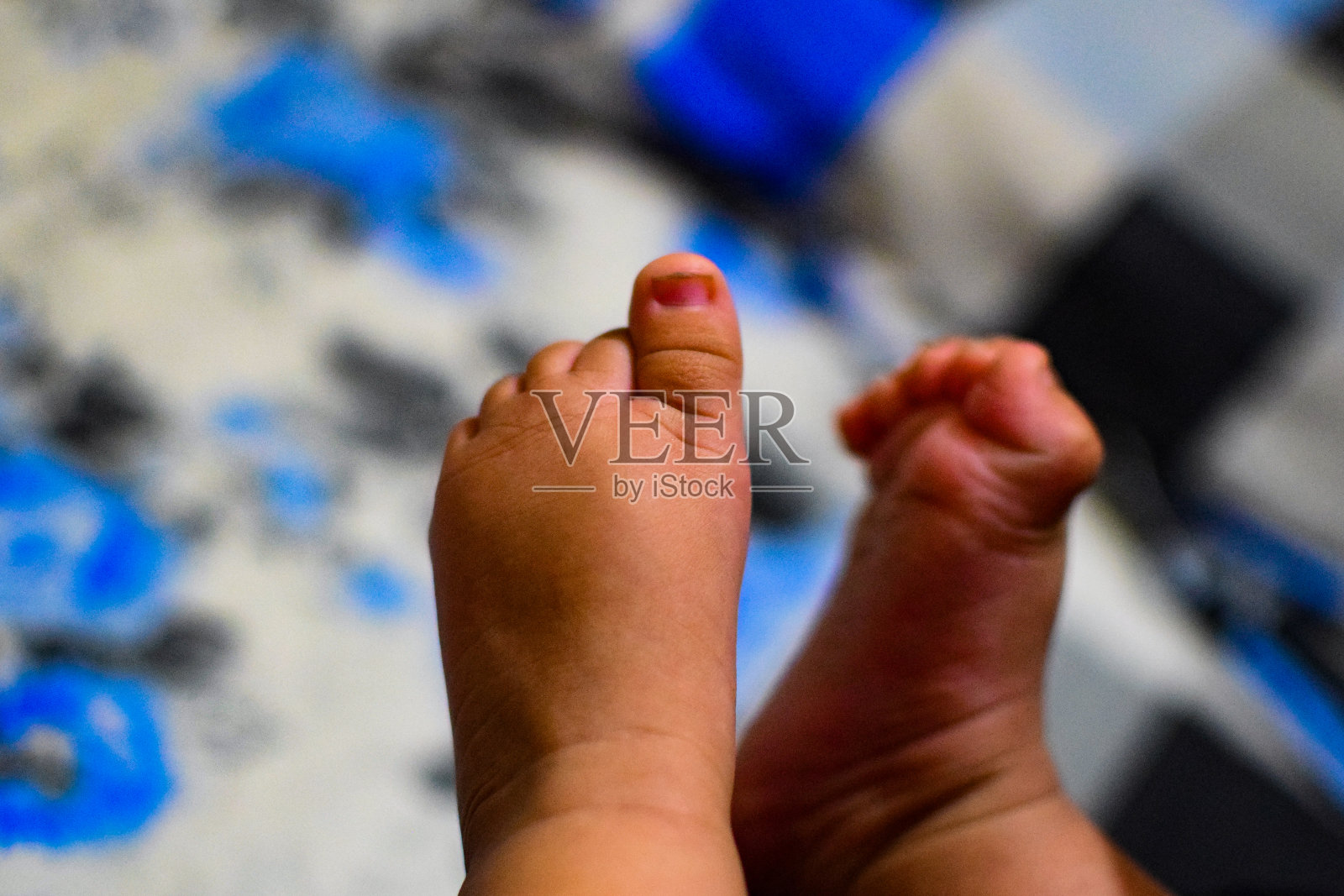 可爱的小男孩摆姿势拍照，可爱的小男孩在床上照片摄影图片