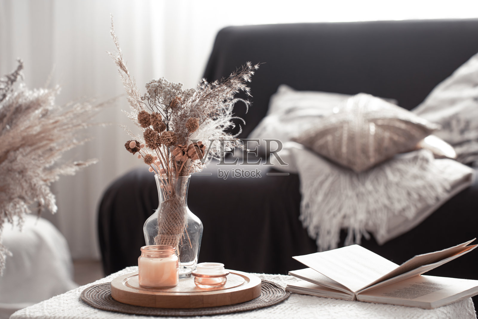 家庭舒适的静物生活与一个黑色沙发和装饰客厅。照片摄影图片