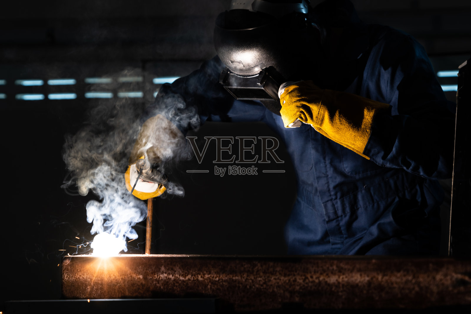 金属焊工使用弧焊机工作照片摄影图片
