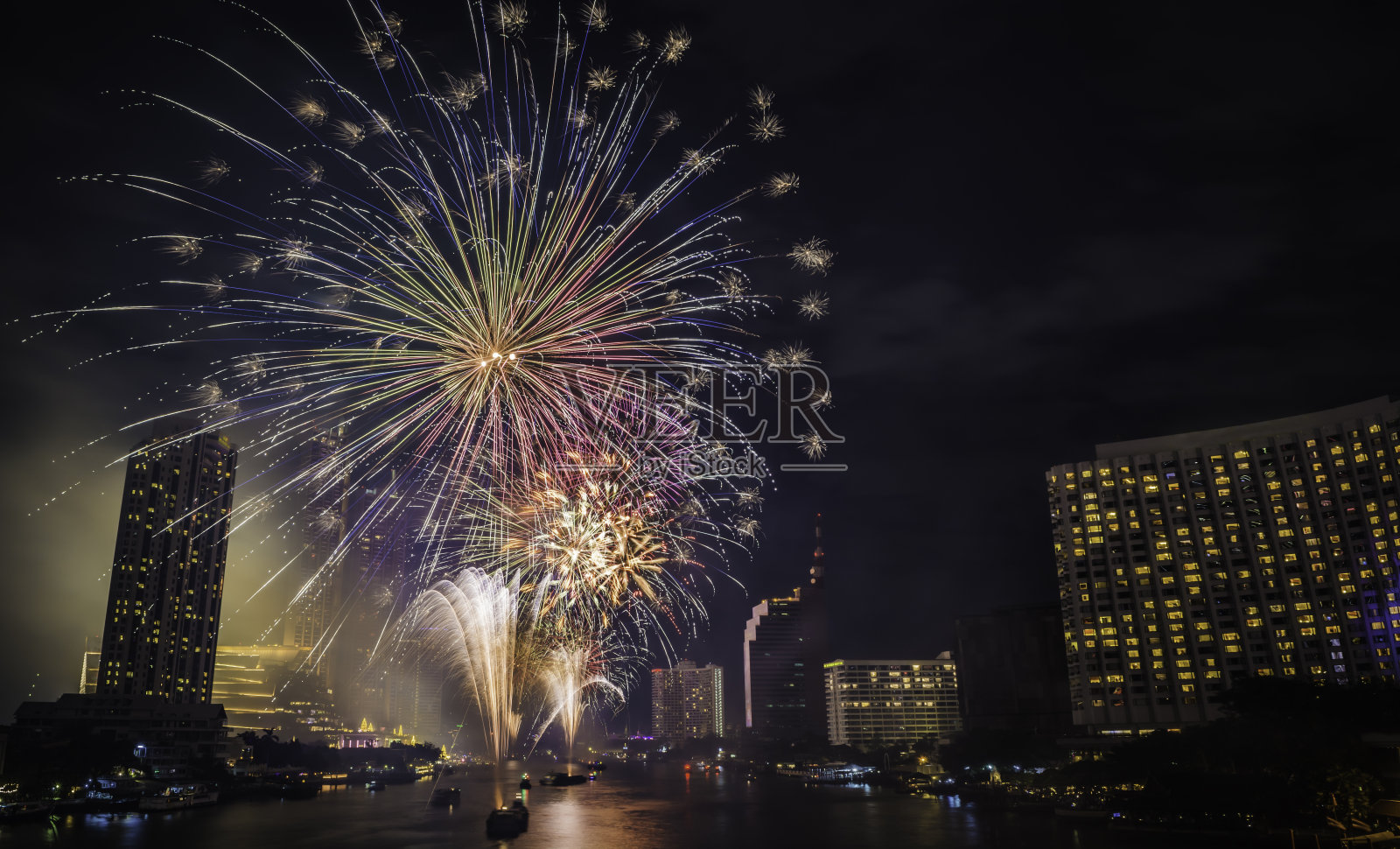 曼谷庆祝新年的烟火。照片摄影图片