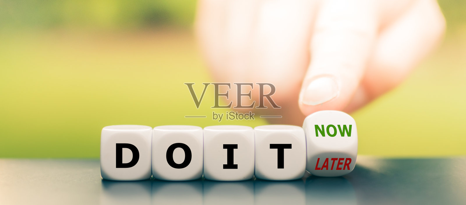 手掷骰子，把“以后做”变成了“现在做”。照片摄影图片