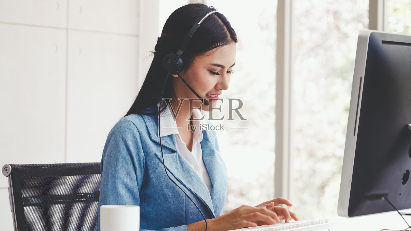 带耳机的客服代表或呼叫中心照片摄影图片