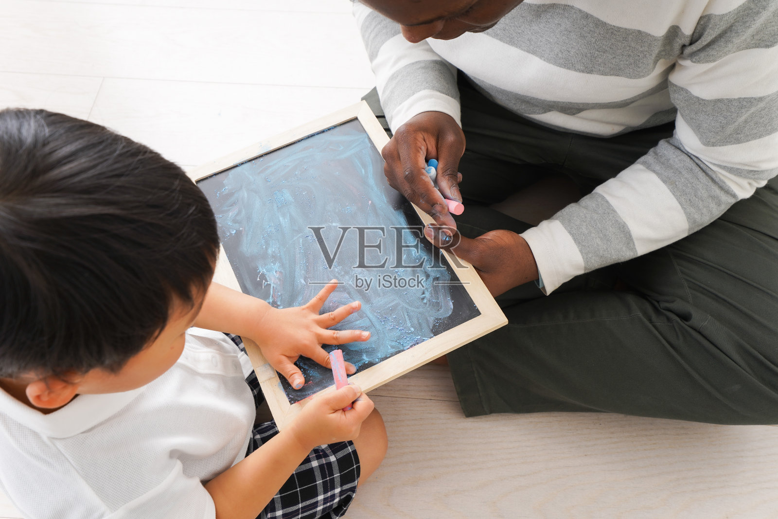 孩子们和外籍教师一起玩照片摄影图片