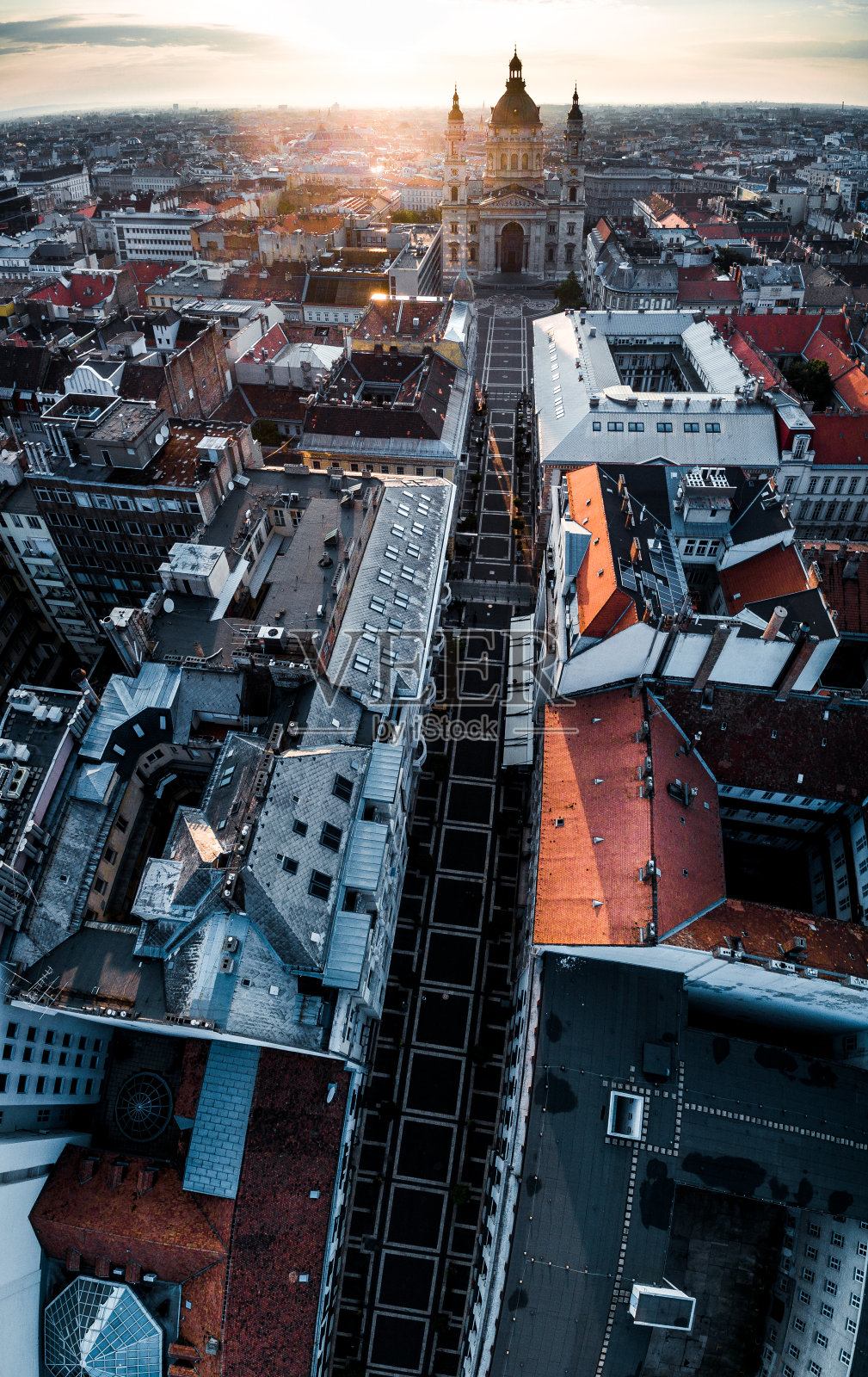 空中俯瞰圣斯蒂芬大教堂，匈牙利议会和马提亚教堂照片摄影图片