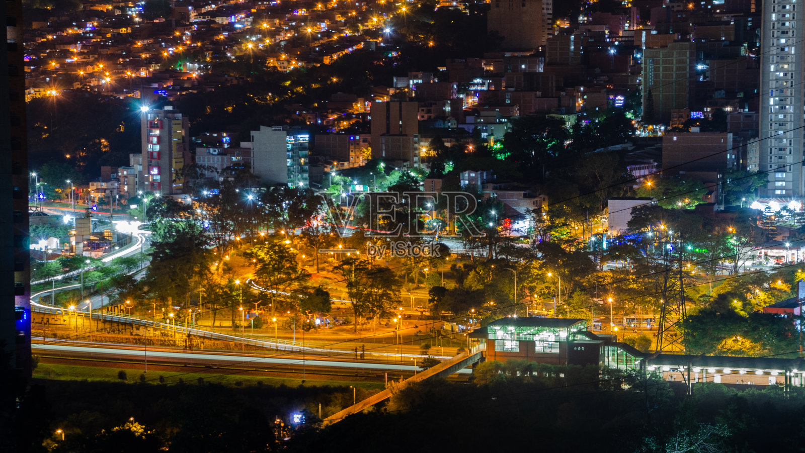 麦德林大街的广角镜头照片摄影图片
