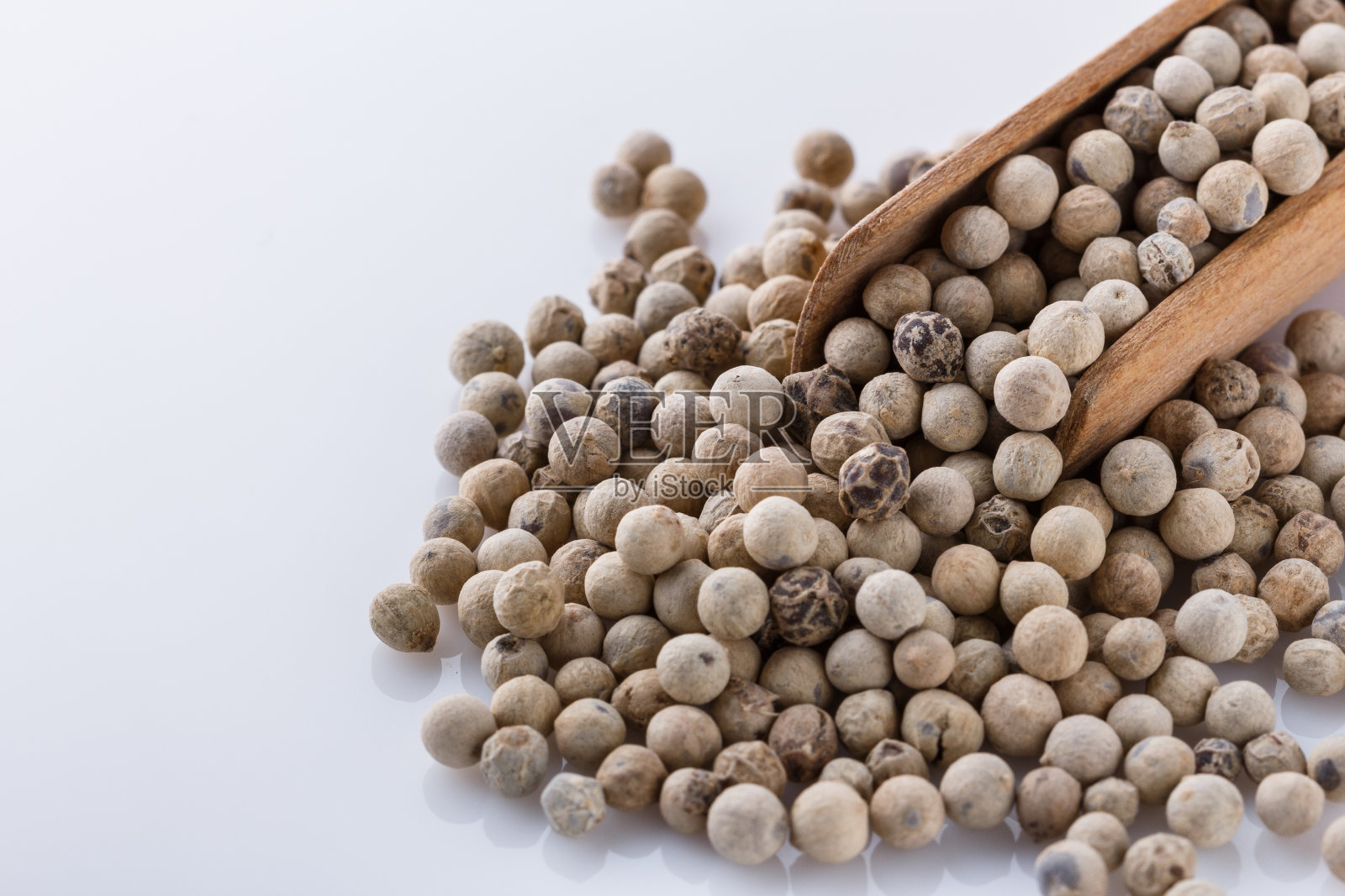 白色背景的木勺白花椒照片摄影图片