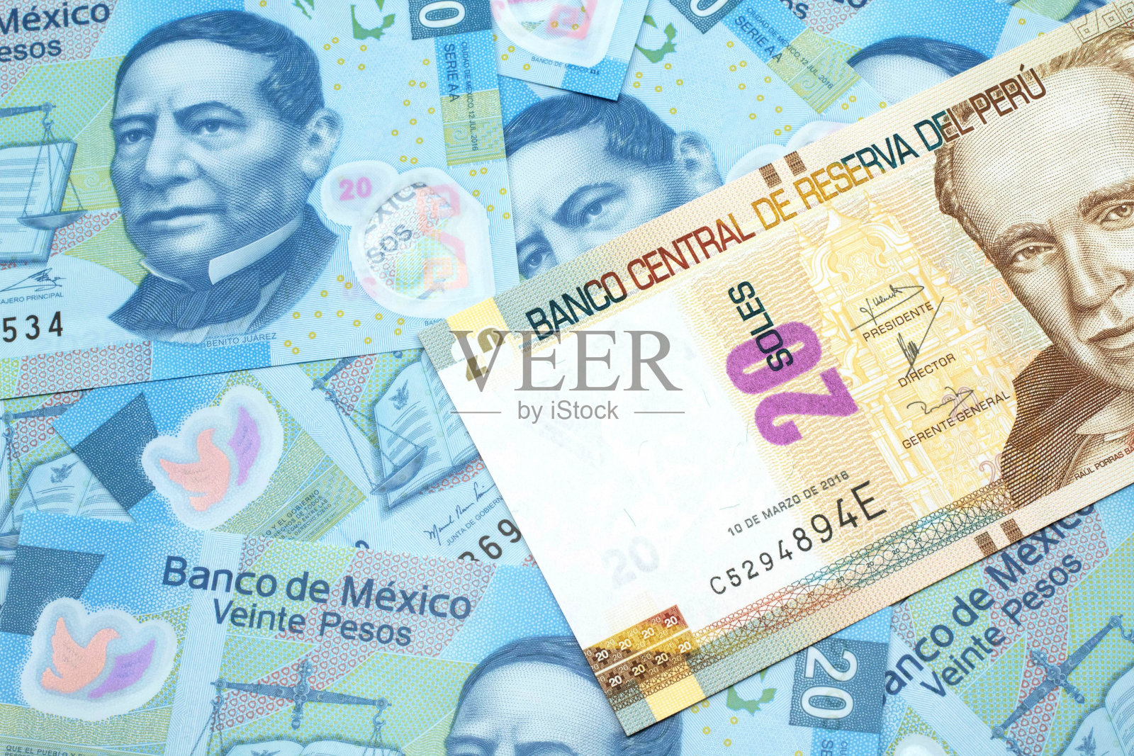 一张二十张秘鲁比索的钞票，一张二十张墨西哥比索的钞票照片摄影图片