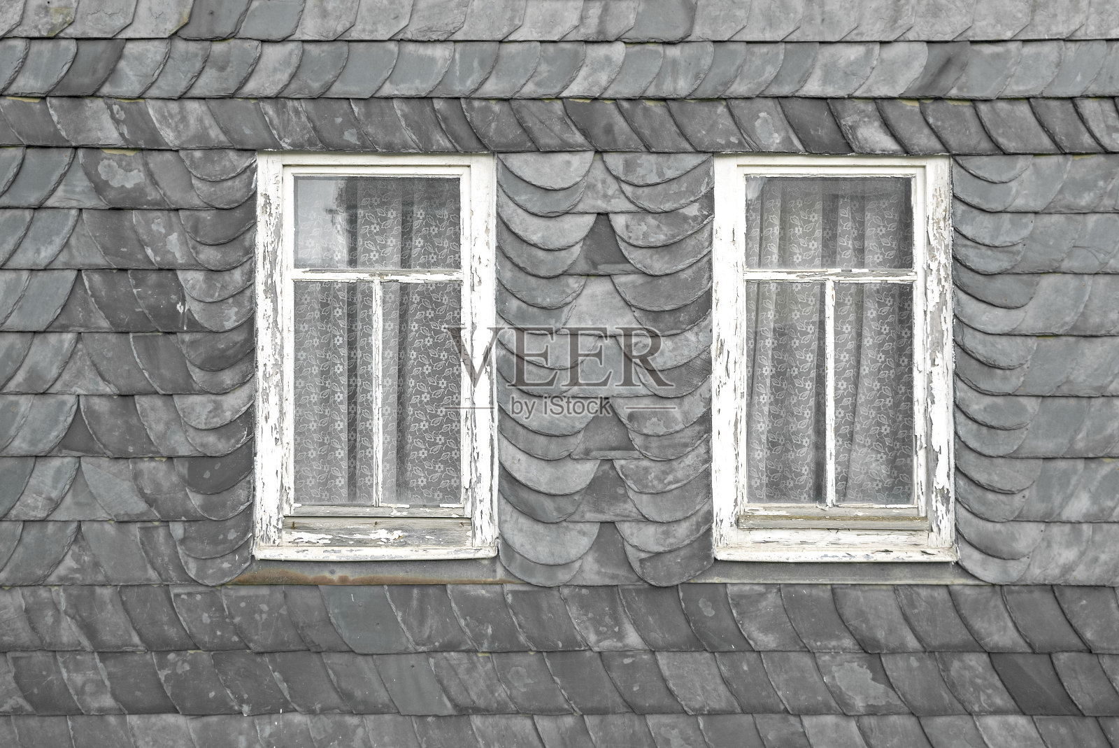 在德国图林根州的一个典型住宅的外立面上，石板瓦和两扇旧窗户照片摄影图片