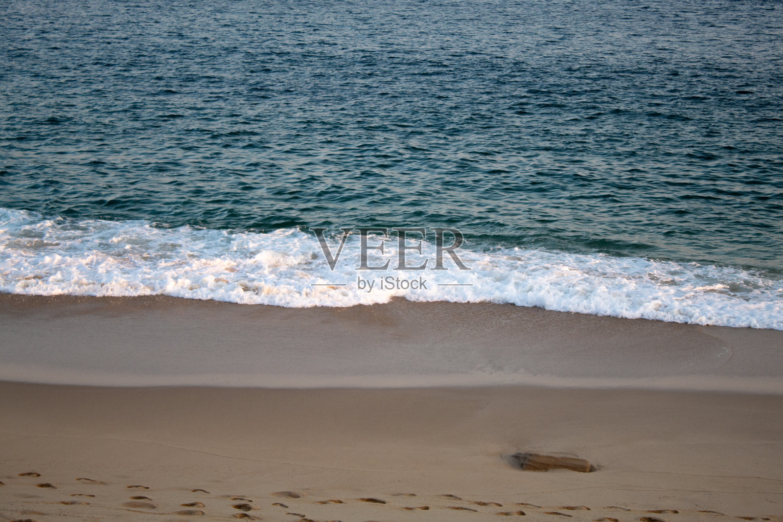 有蓝绿色海水和阳光的海滩日照片摄影图片