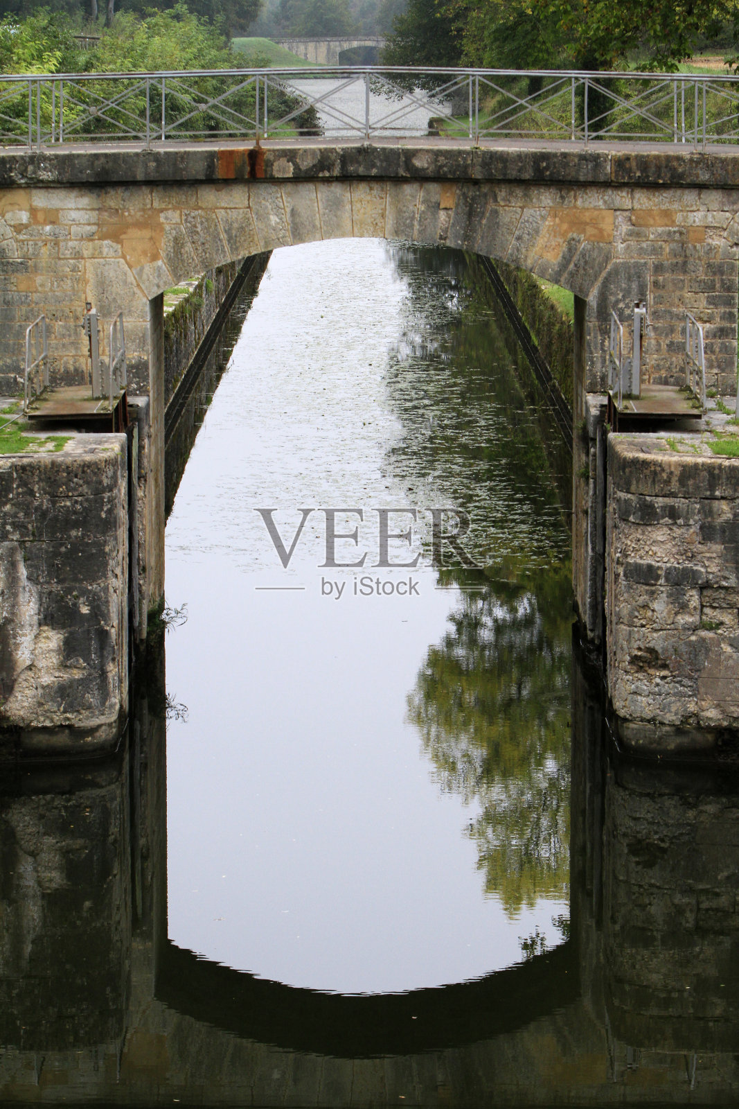 阿利埃河运河。我Sancoins。贵了。中心。法国。照片摄影图片