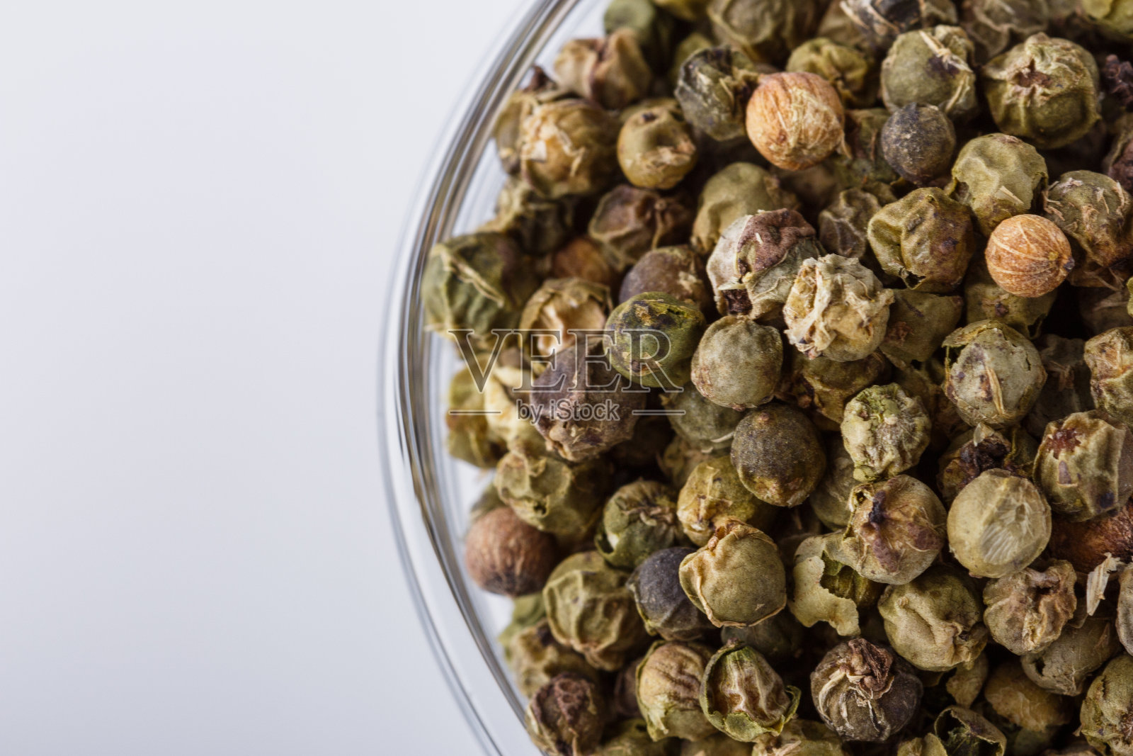 玻璃碗里的青椒，白底照片摄影图片