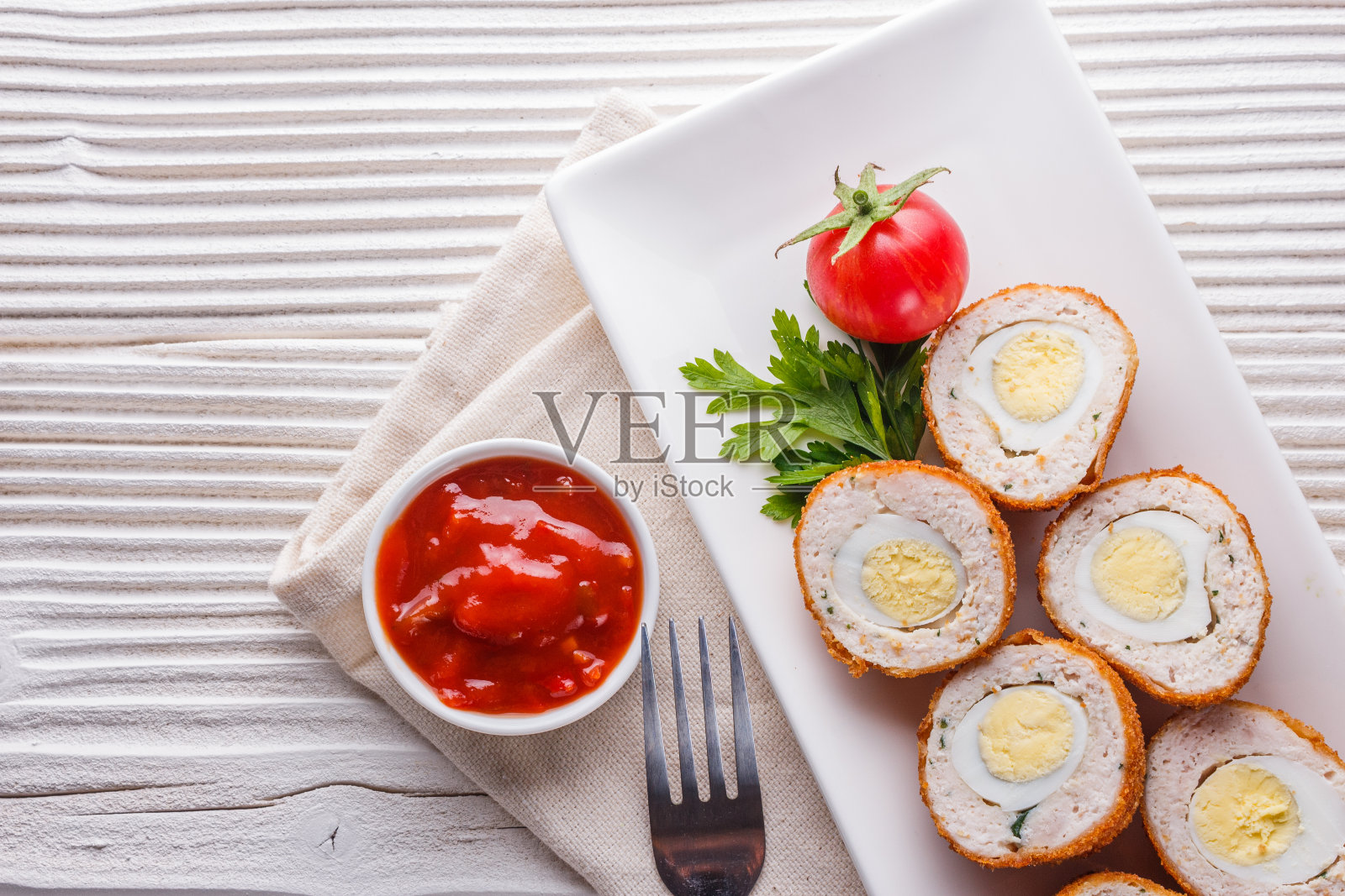 苏格兰蛋肉丸在乡村木制背景照片摄影图片