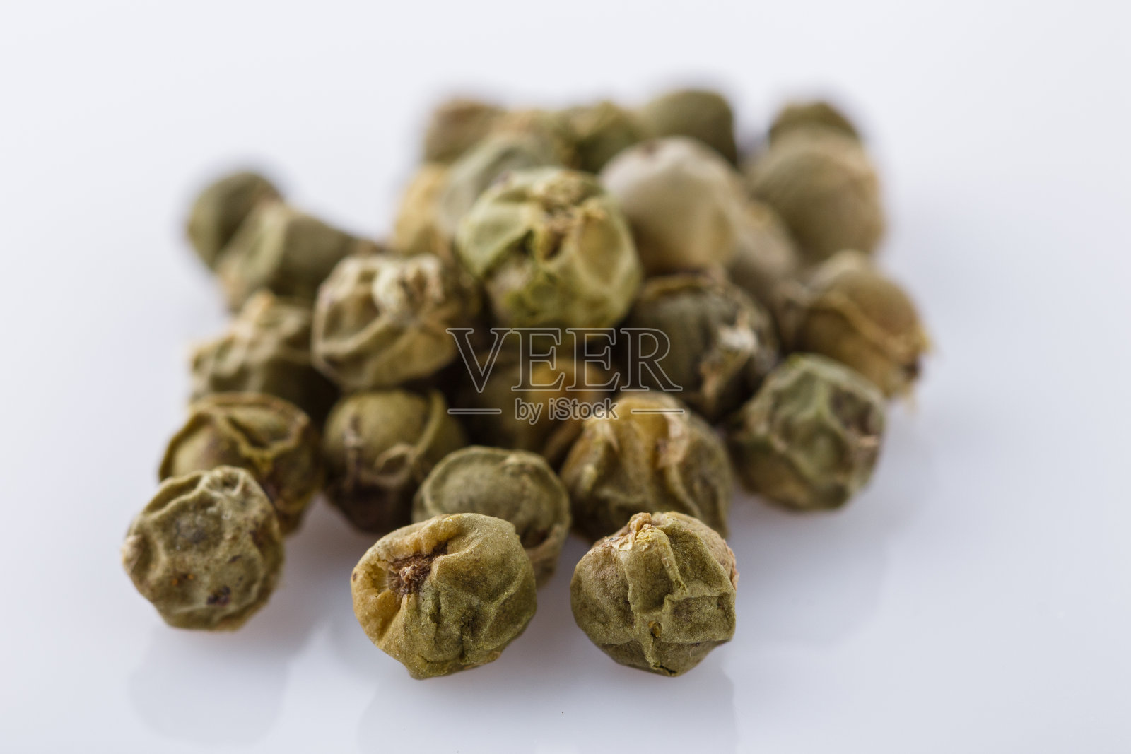 辛辣的青椒在白色丙烯酸的背景上照片摄影图片