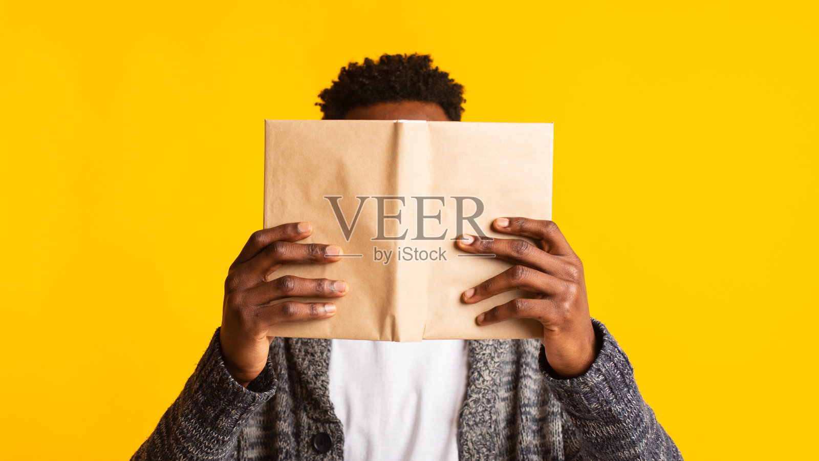 年轻的非洲学生假装在读书照片摄影图片