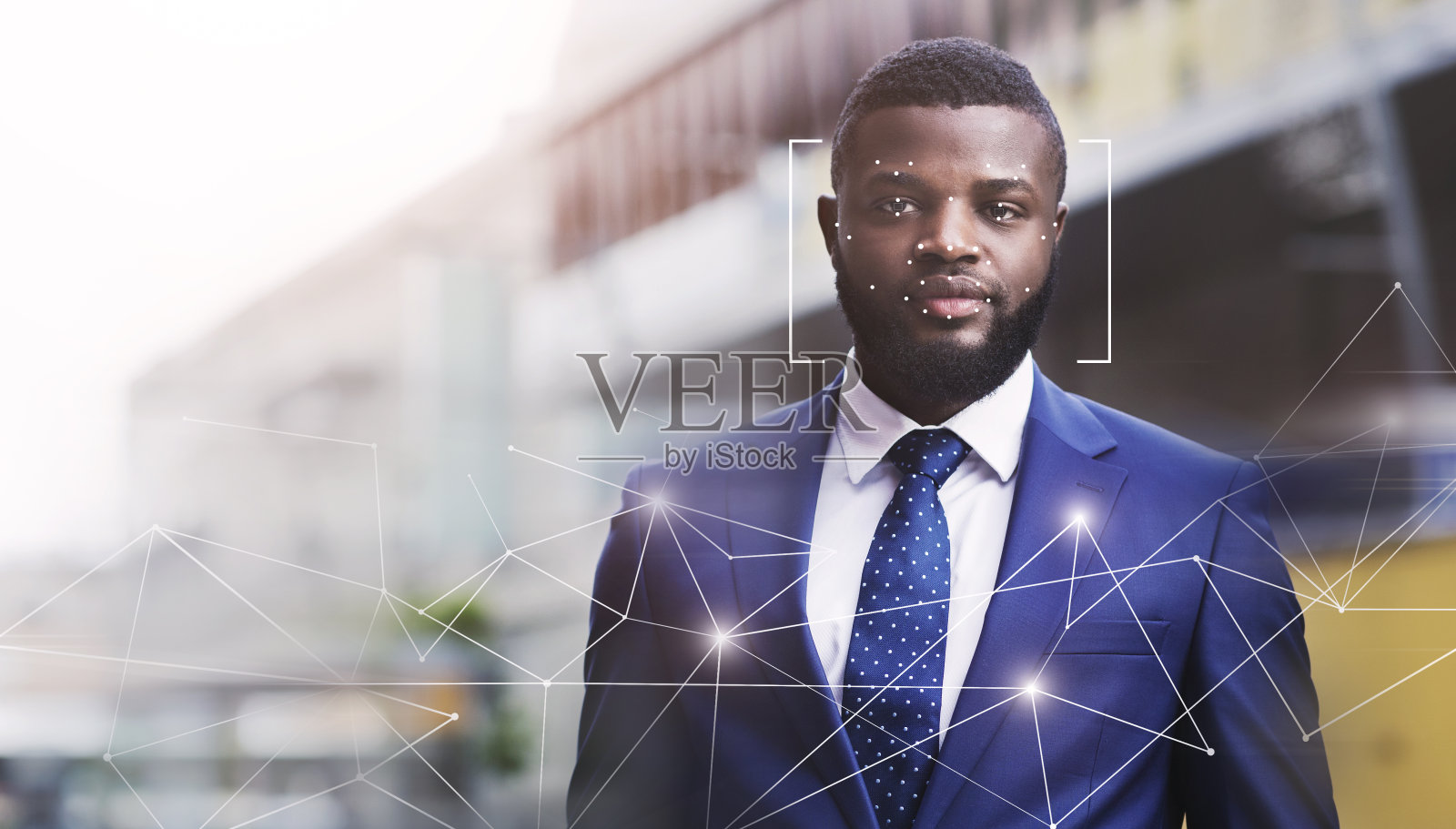 网络安全的概念。面部扫描非裔美国商人在户外西装，空的空间照片摄影图片