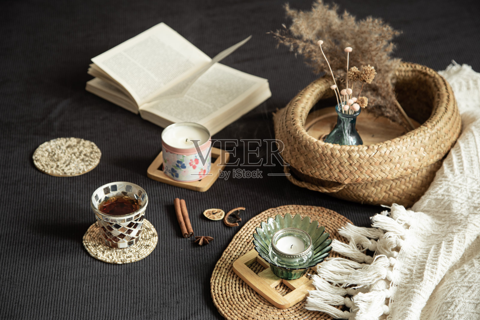 静物画，一个舒适的房子，里面有装饰的细节。照片摄影图片