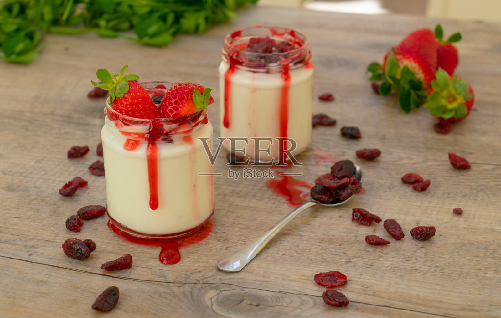 白色的酸奶和红色的水果在木材的背景照片摄影图片