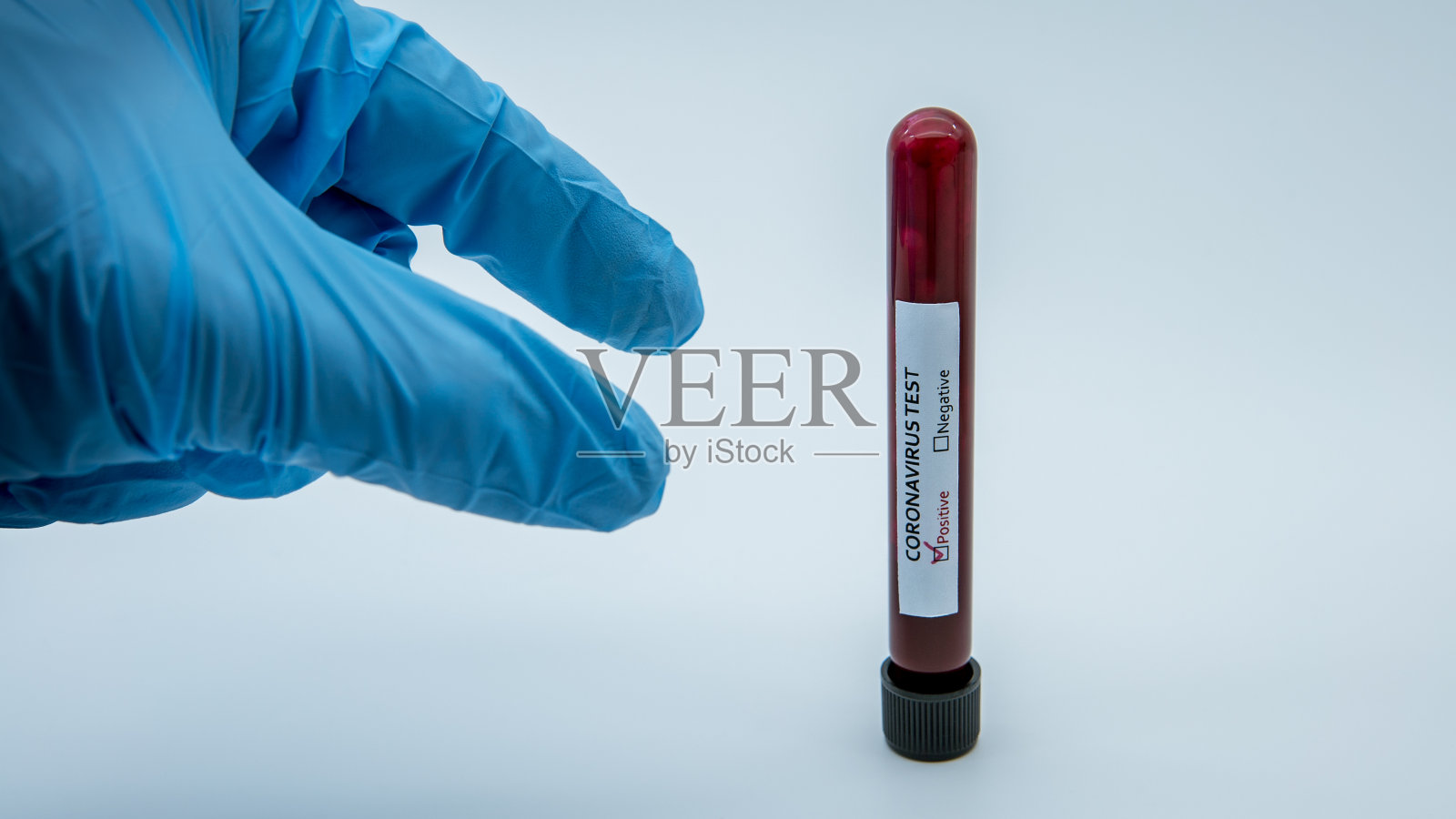 沾染新冠病毒的血样检测和医用手套照片摄影图片