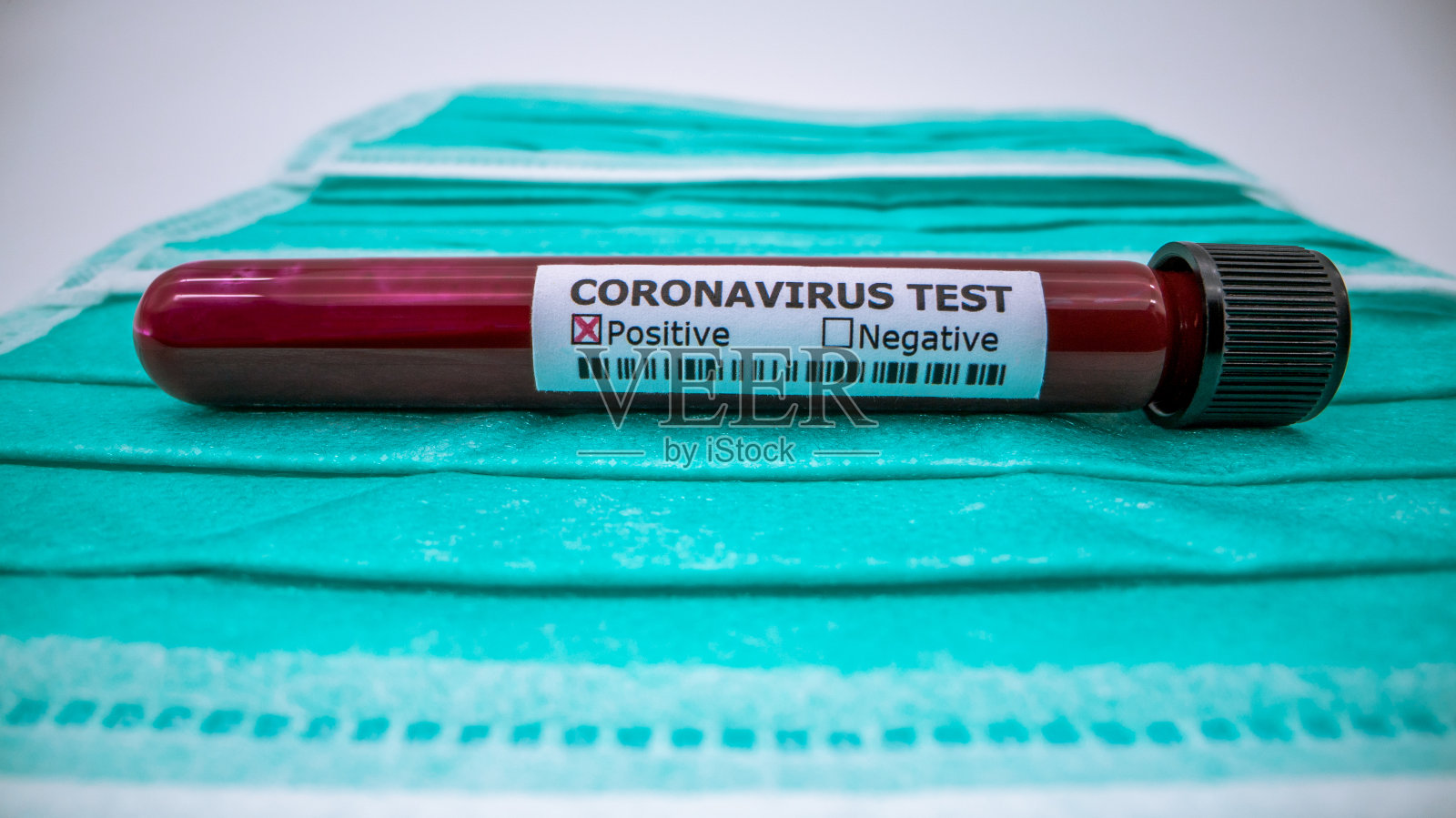 病毒COVID-19感染血液样本的面罩和试管照片摄影图片