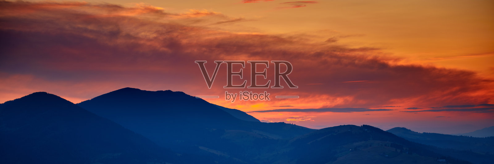 日落，美丽的喀尔巴阡山多云的天空，夏天的风景，山上云杉照片摄影图片