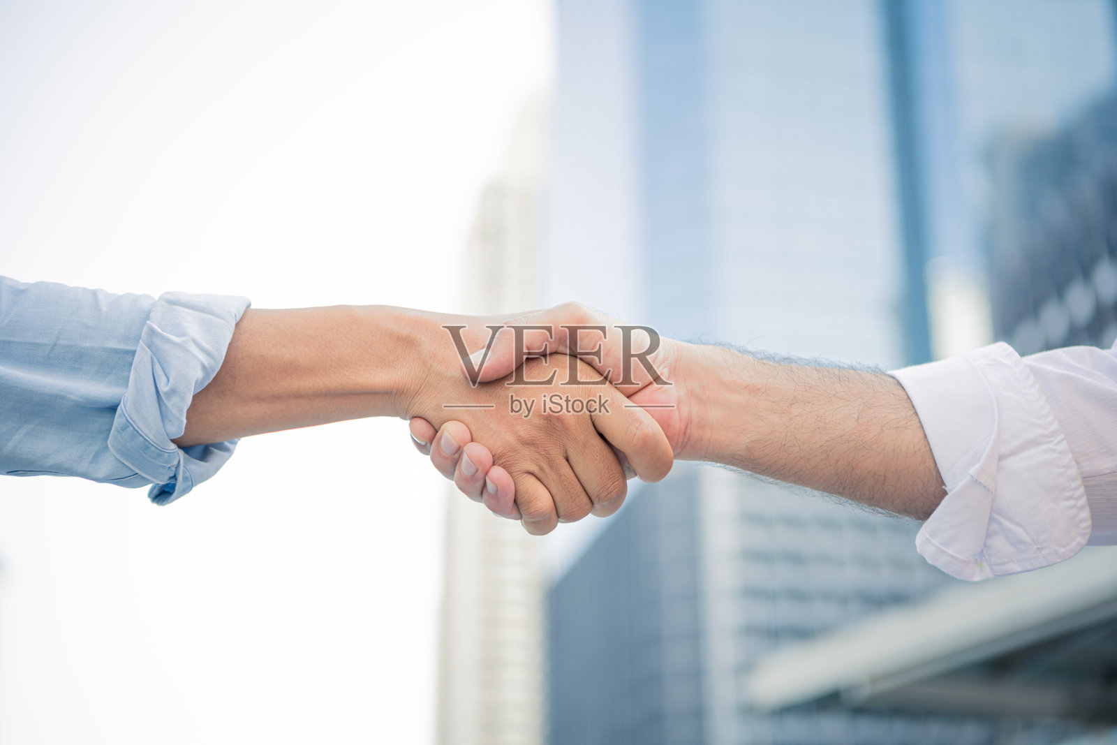 成功的商人握手达成交易照片摄影图片