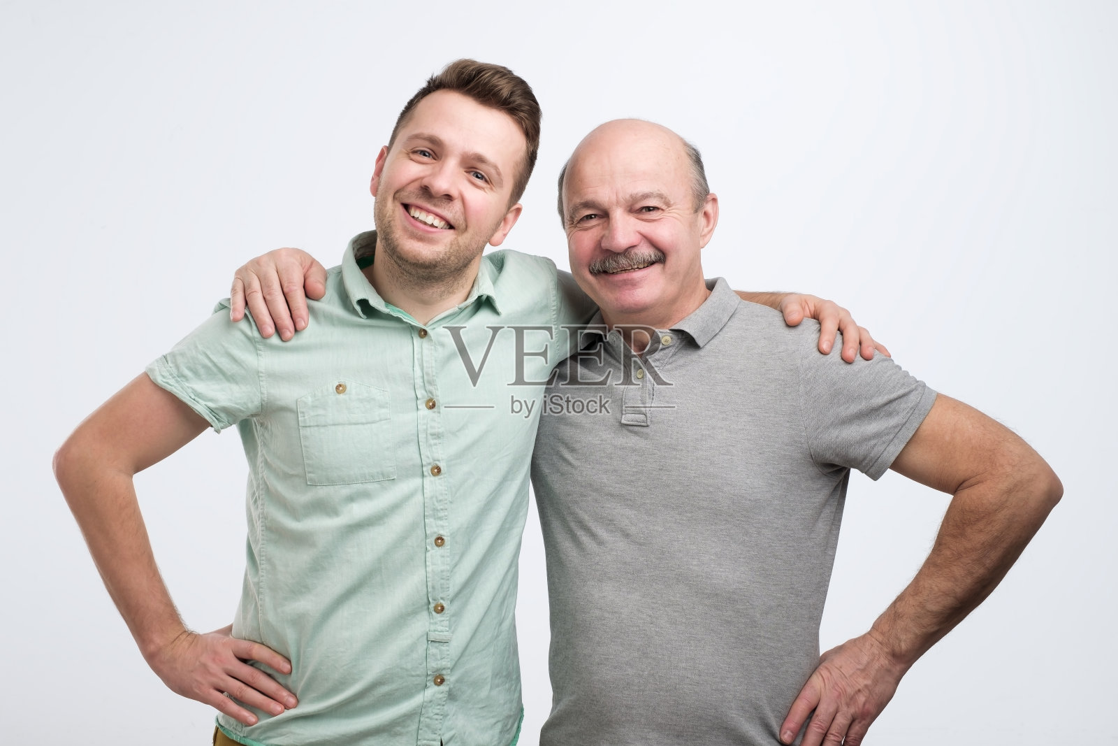 中年男人与长者拥抱合影微笑照片摄影图片